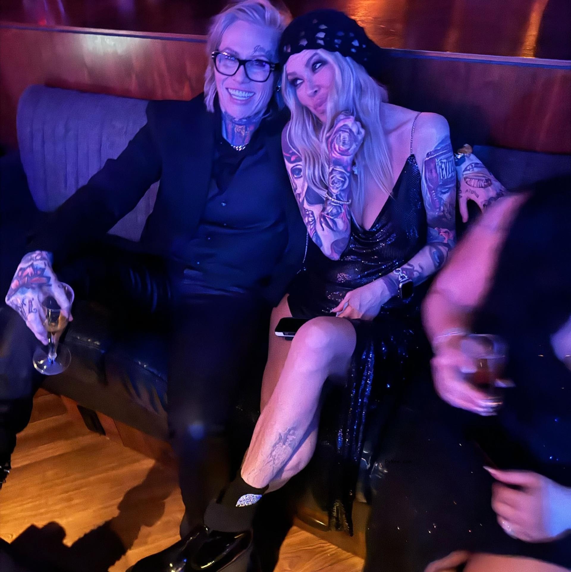 jessi lawless and jenna jameson sitting on a couch