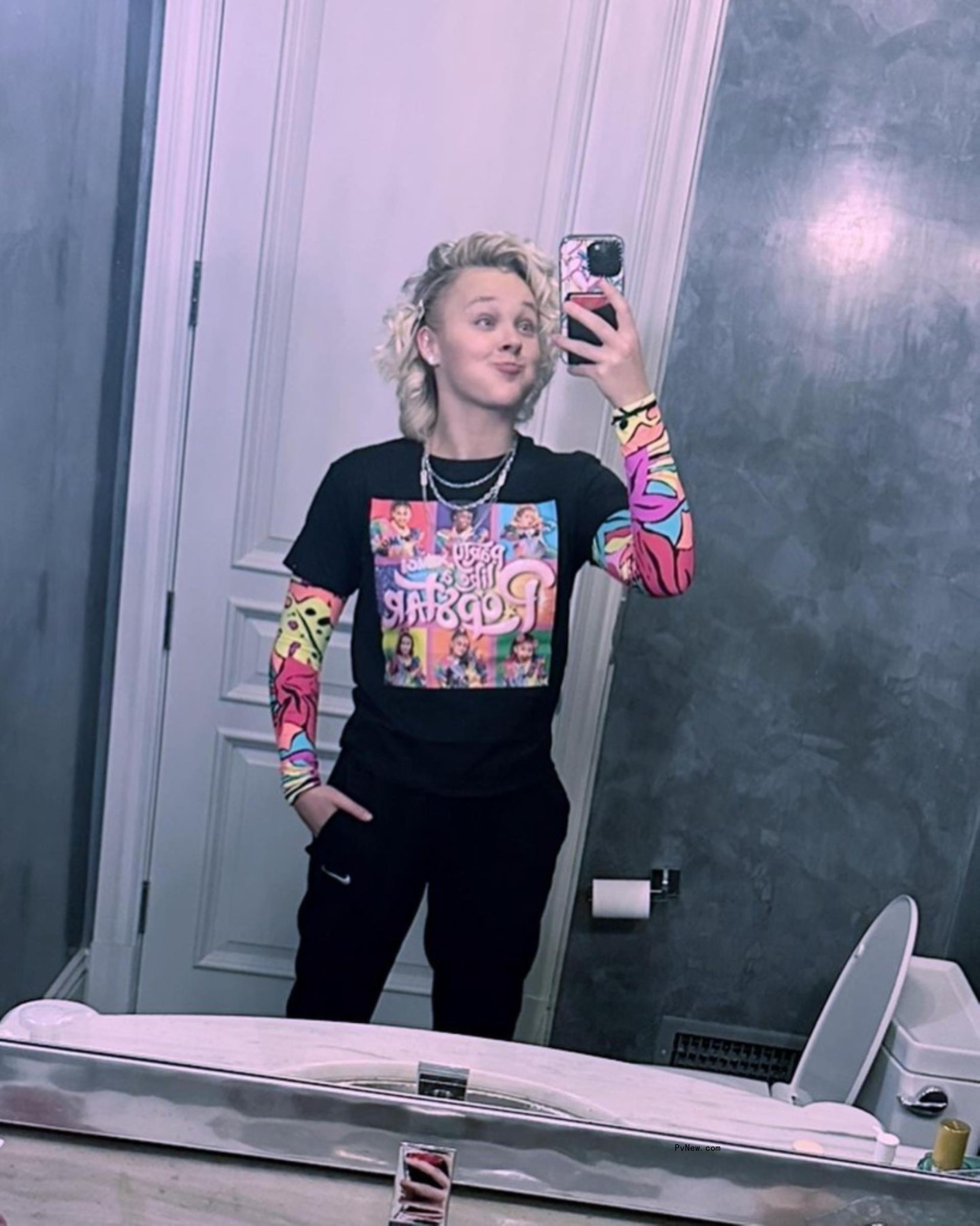 A mirror selfie of Jojo Siwa.