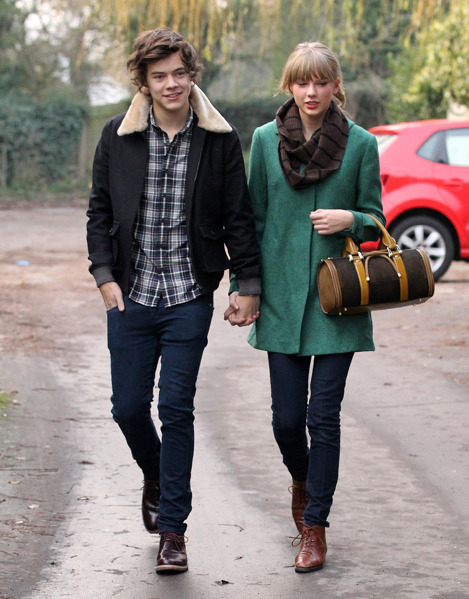 Harry Styles, Taylor Swift holding hands