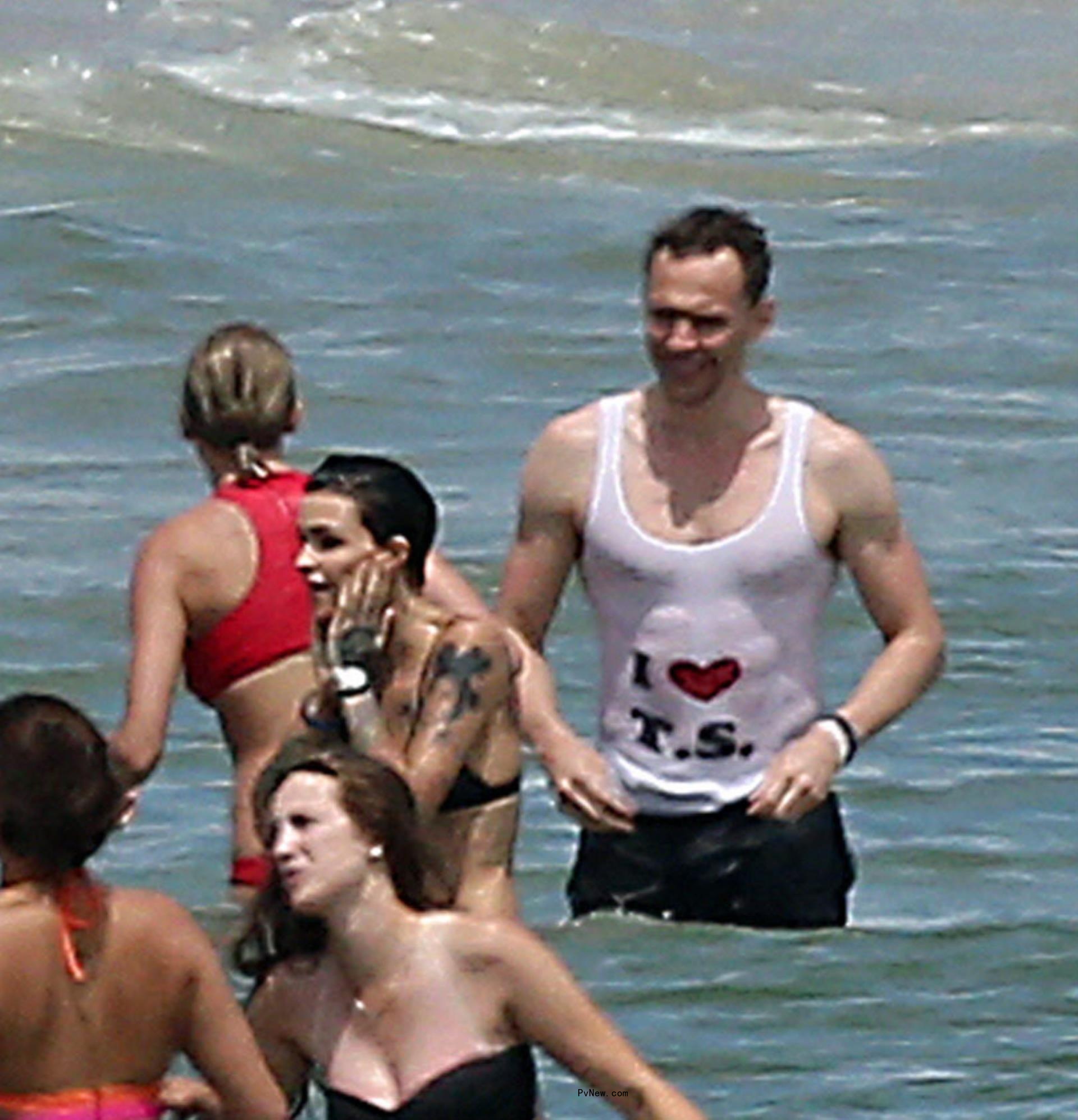 Tom Hiddleston,Taylor Swift in the ocean with friends