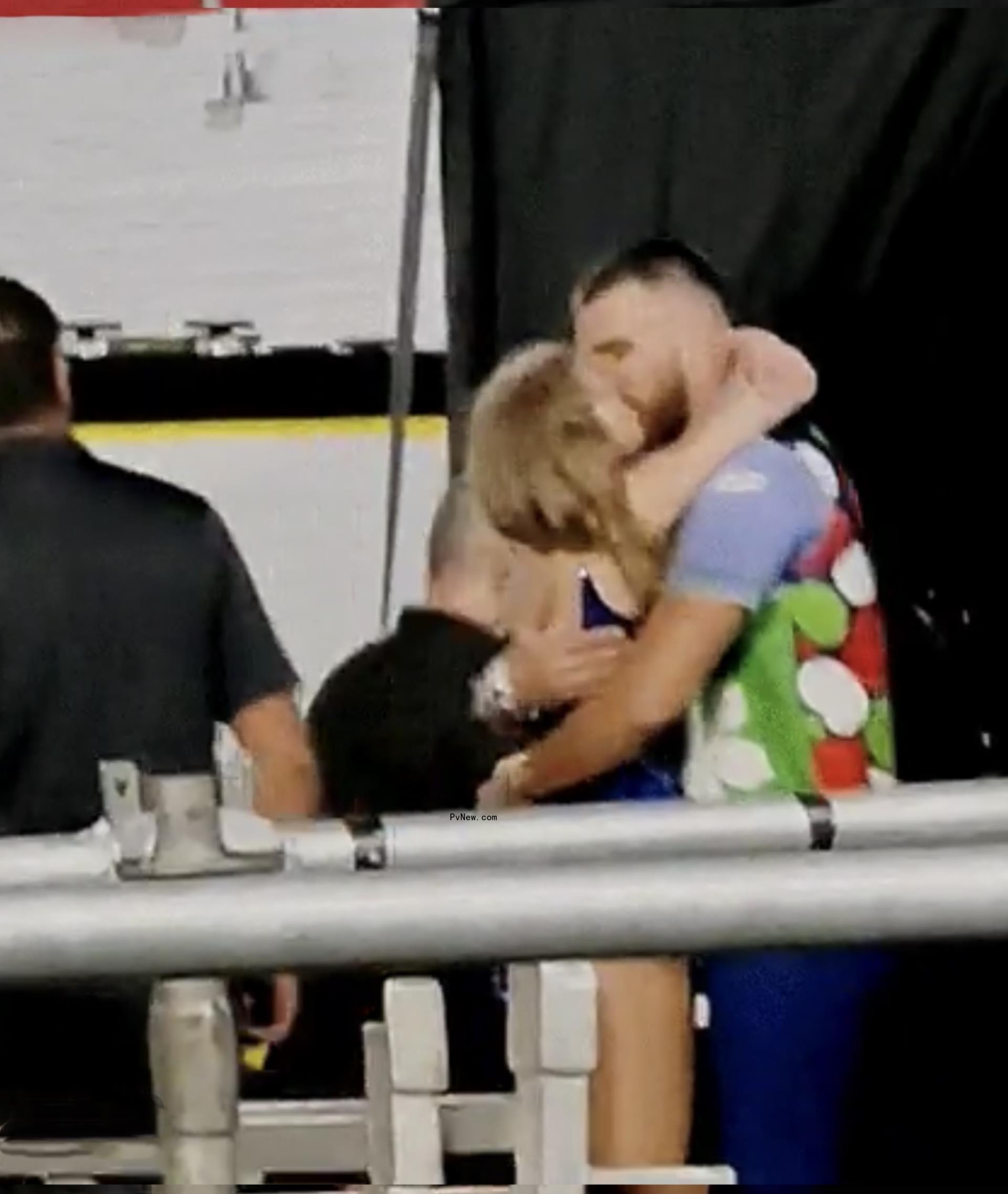 Taylor Swift, Travis Scott kissing