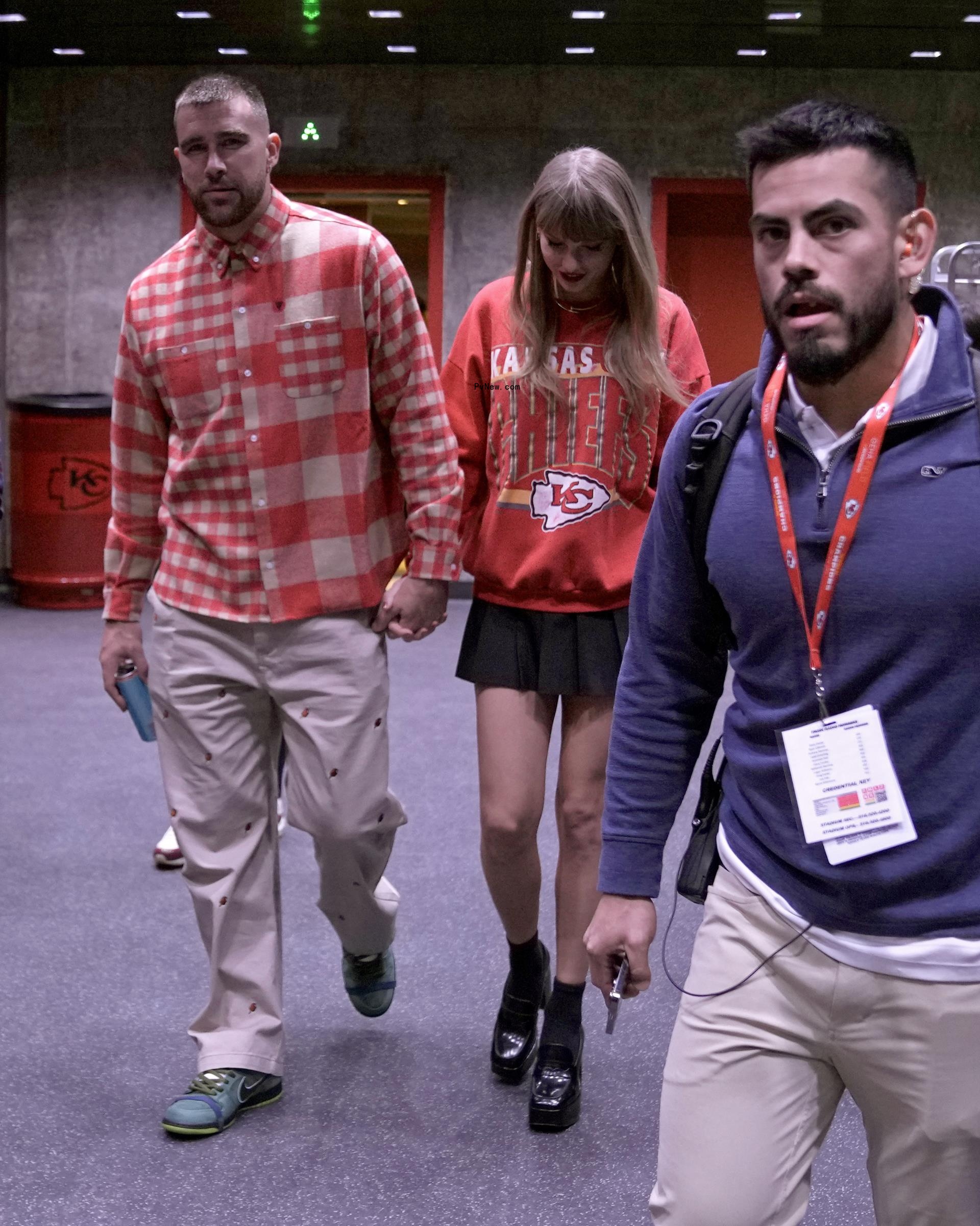 Taylor Swift, Travis Kelce holding hands