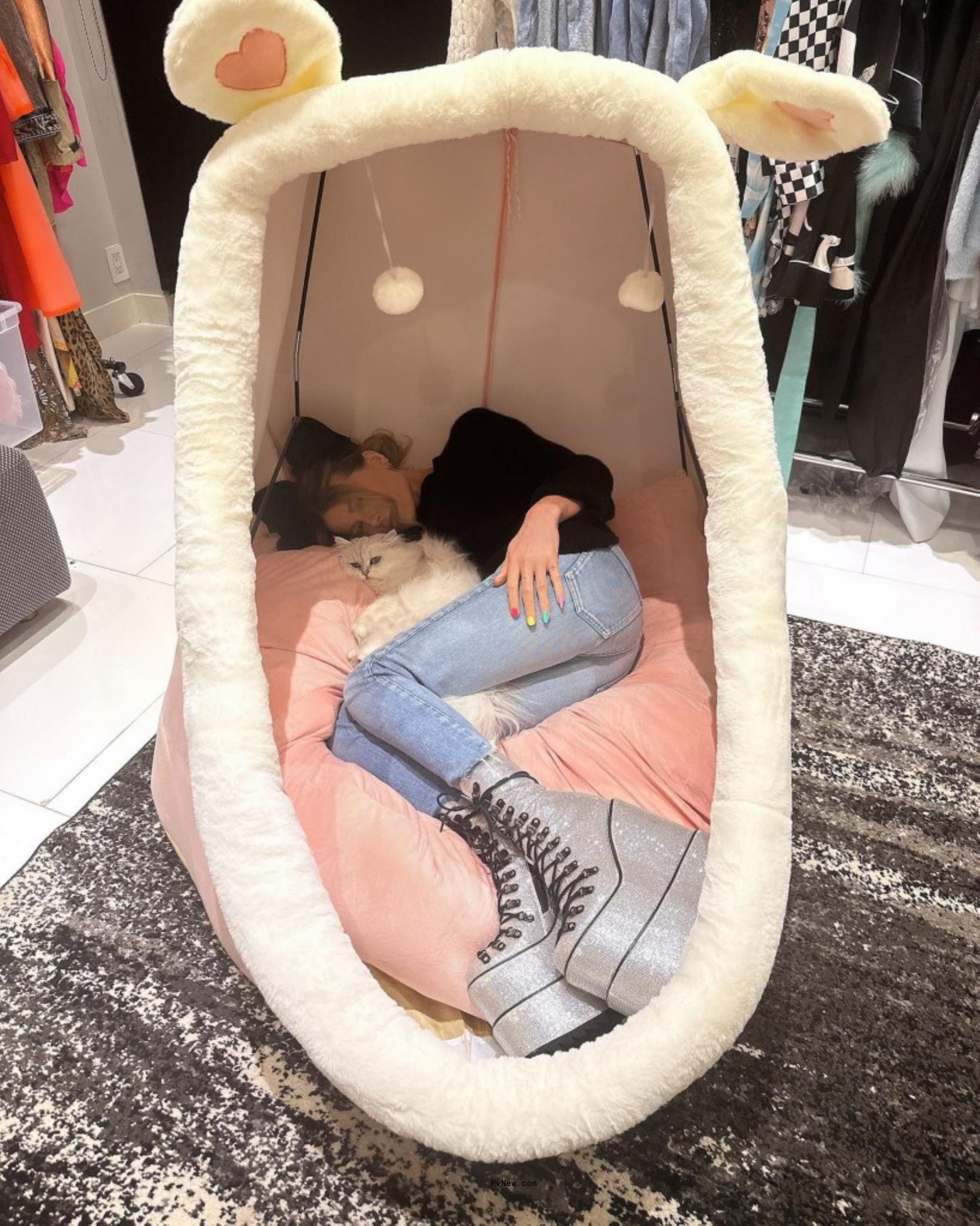 Kate Beckinsale with her cat