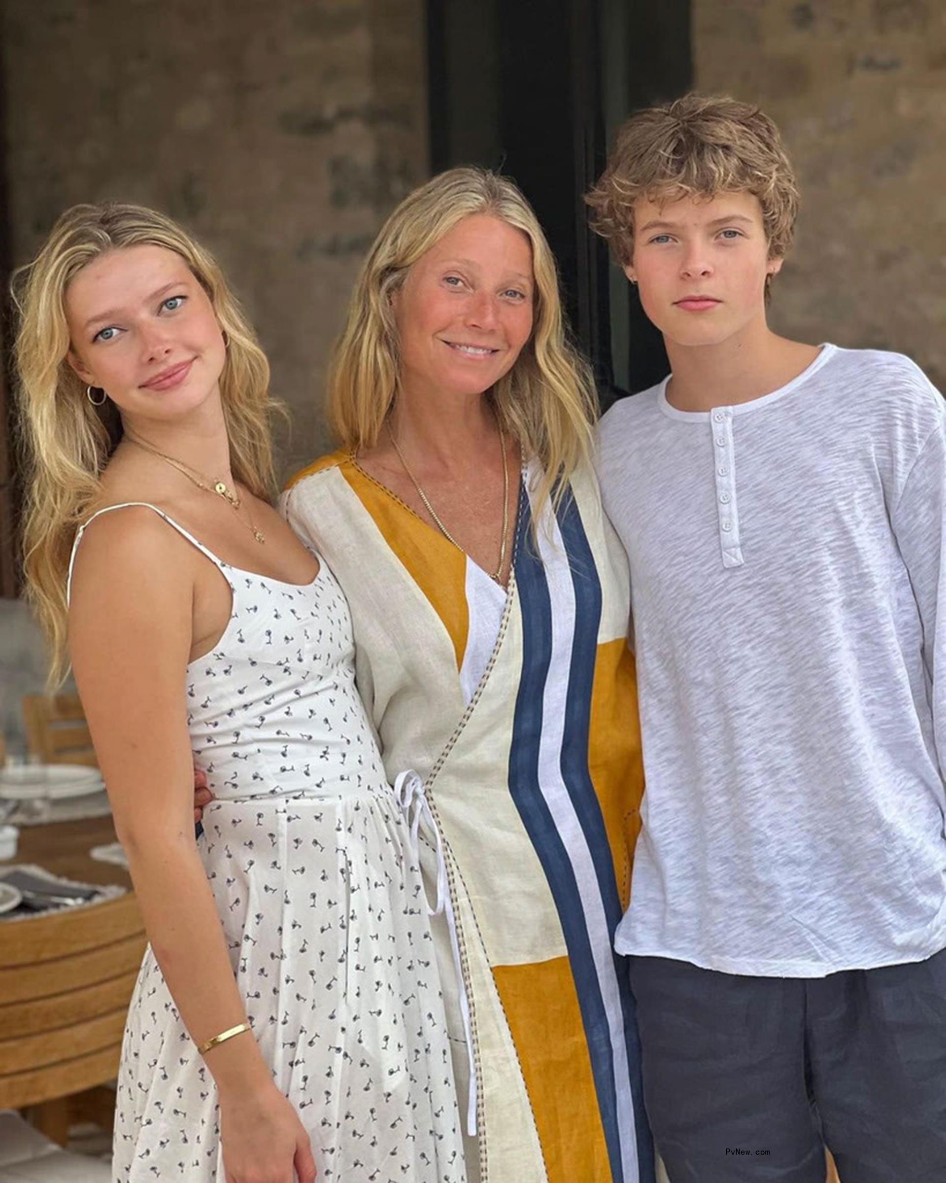 Gwyneth Paltrow posing with her kids