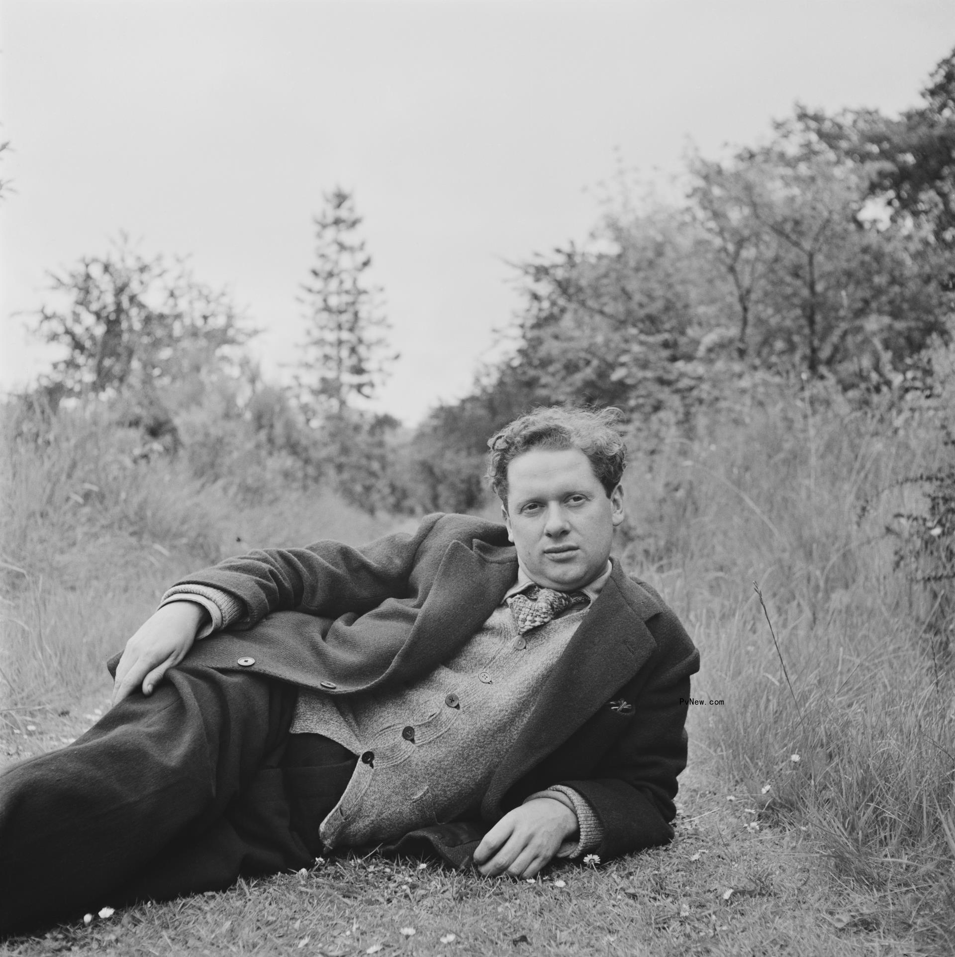 A black-and-white photo of Dylan Thomas in 1946.