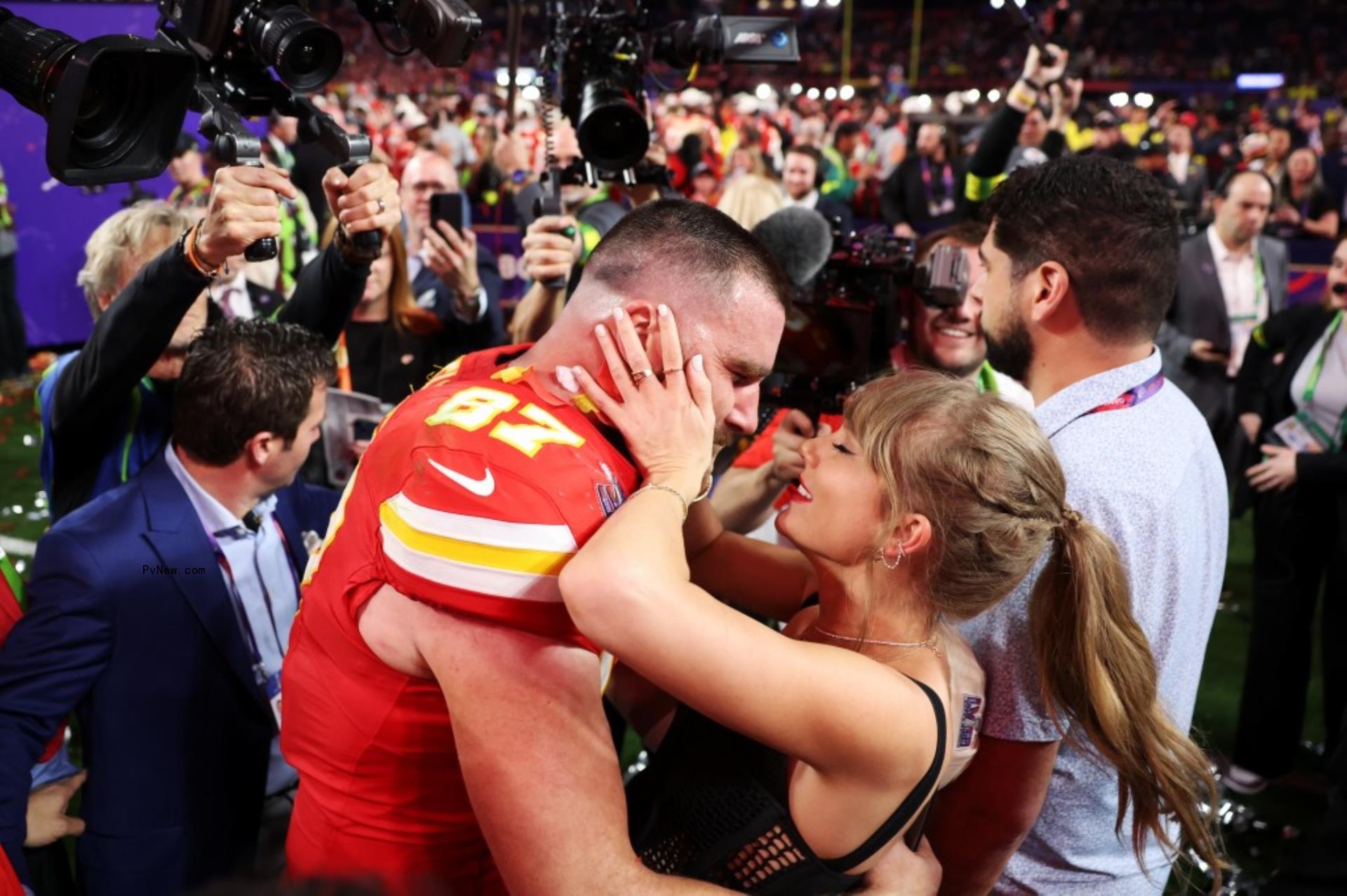 travis kelce and taylor swift kissing