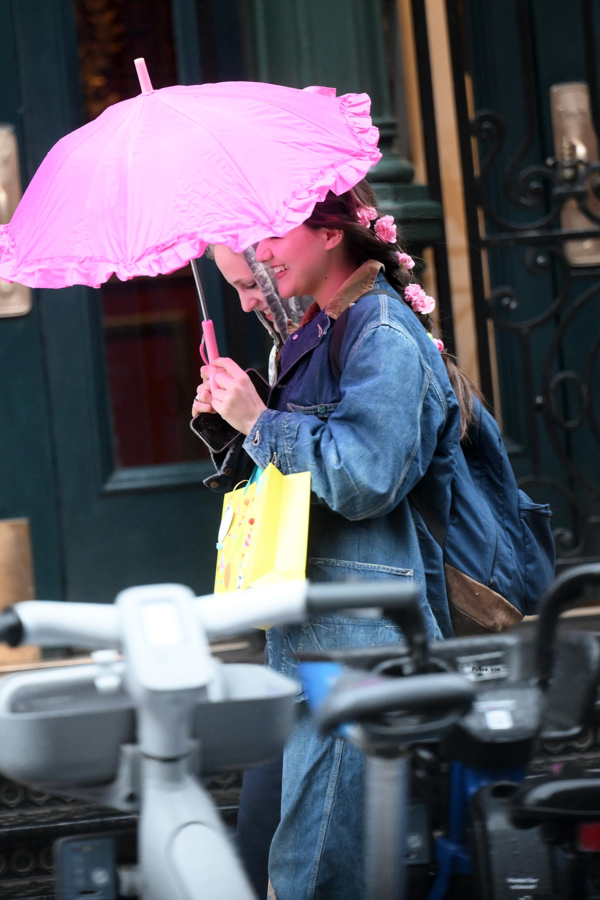 Suri Cruise holding an umbrella.