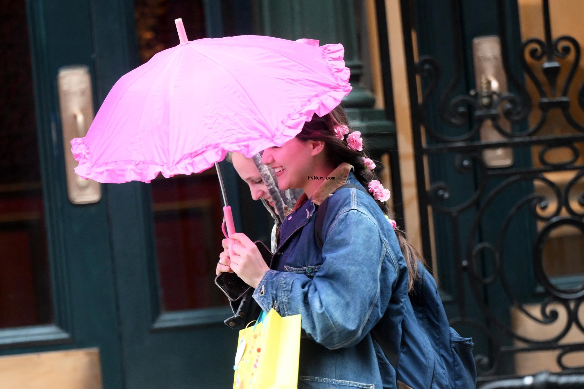 Suri Cruise holding an umbrella.