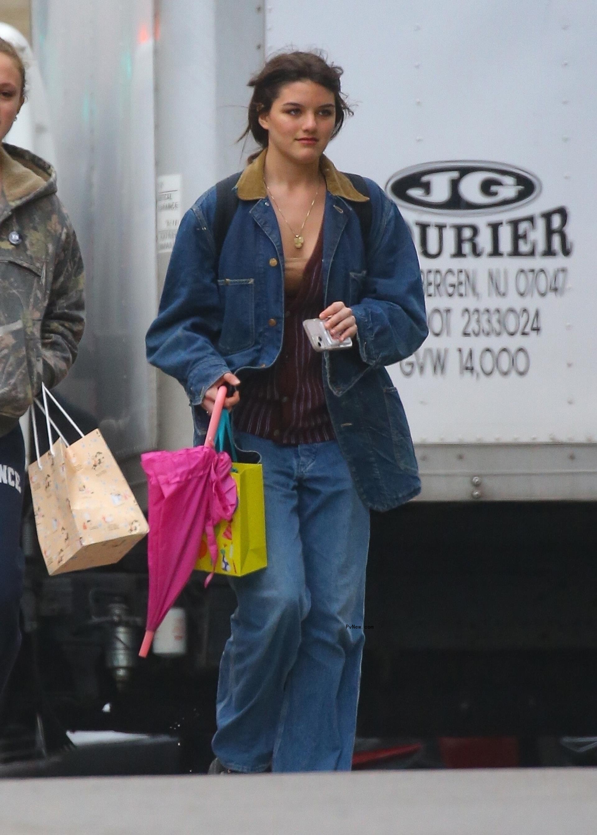 Suri Cruise holding an umbrella.