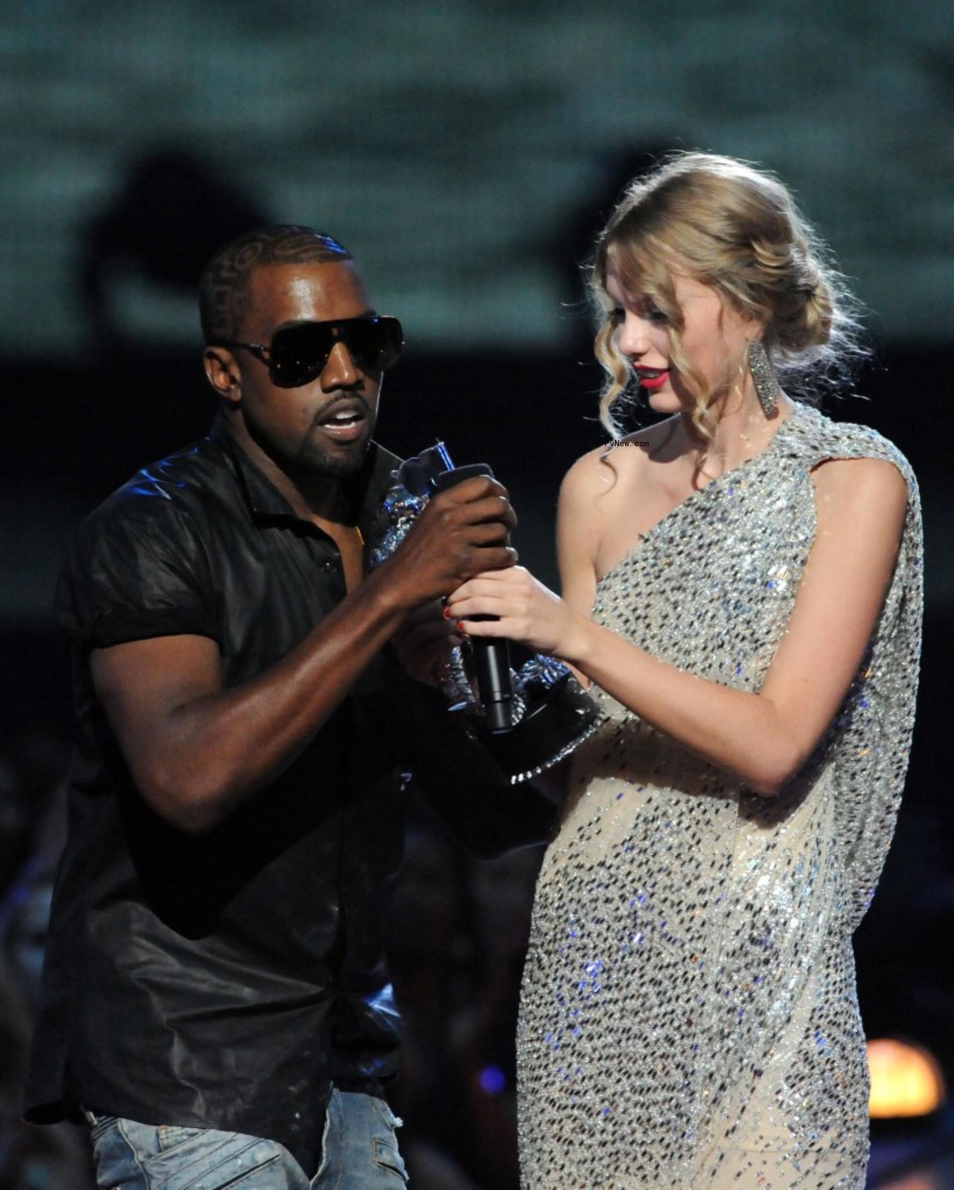 Kanye West and Taylor Swift at the 2009 VMAs.