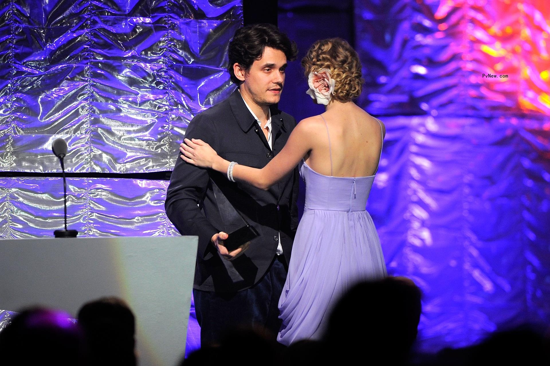 John Mayer and Taylor Swift hugging