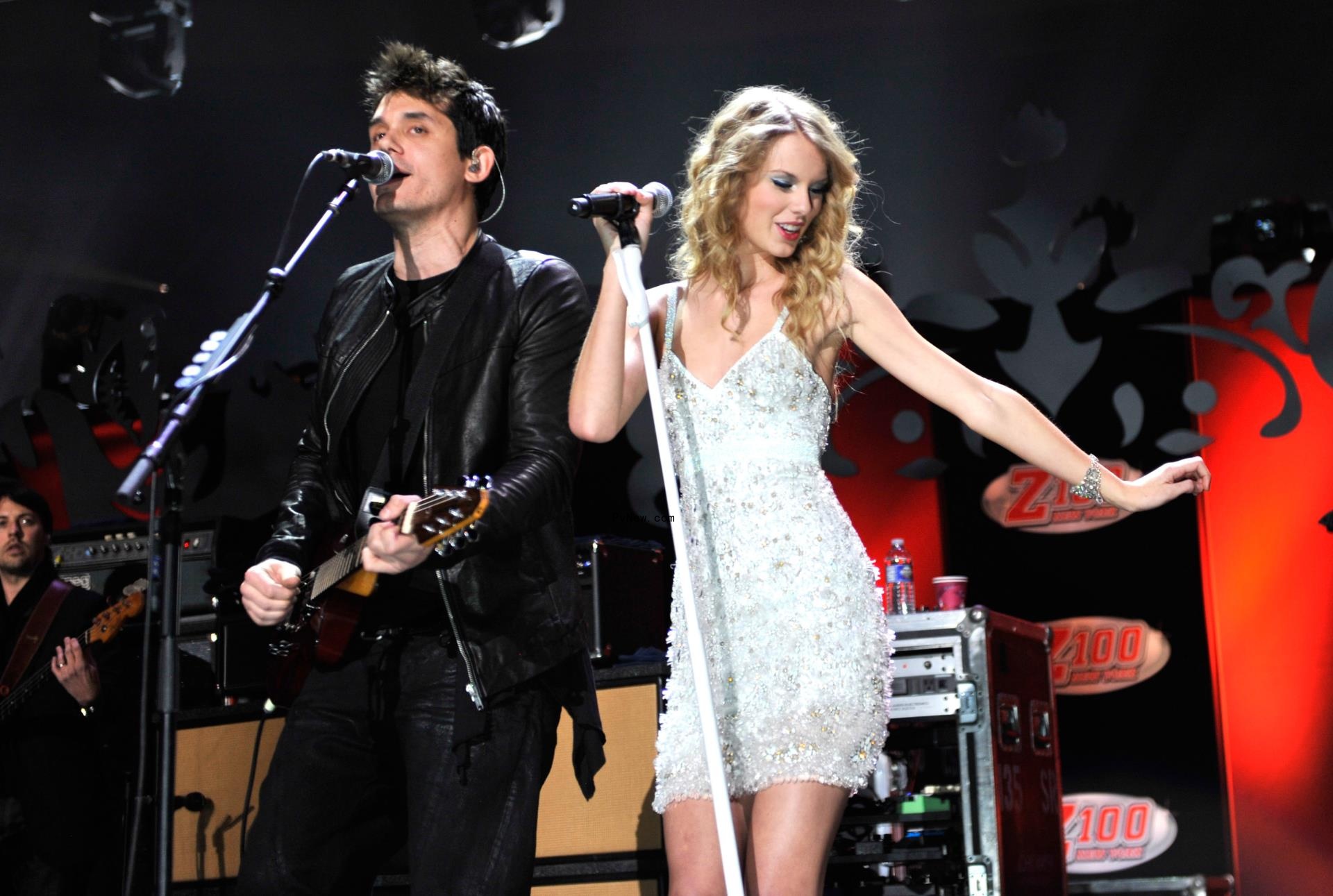 John Mayer and Taylor Swift performing together