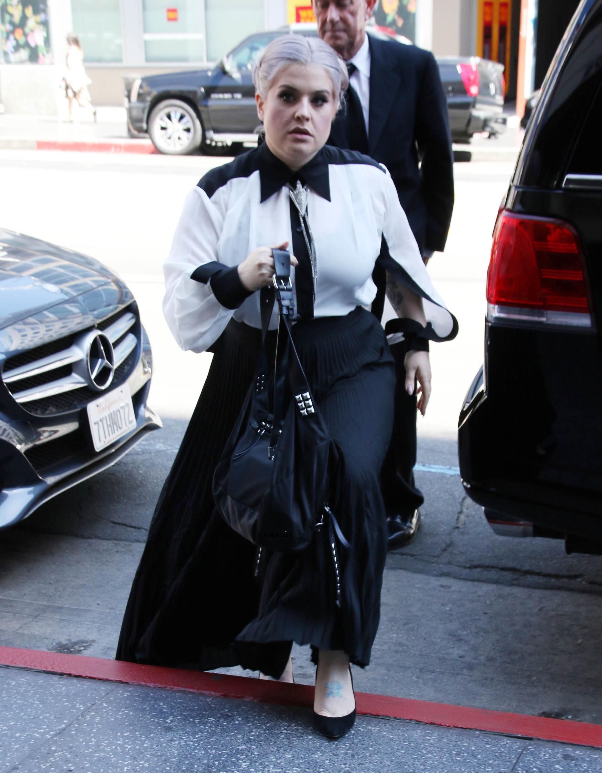 Kelly Osbourne walking in LA in 2018.