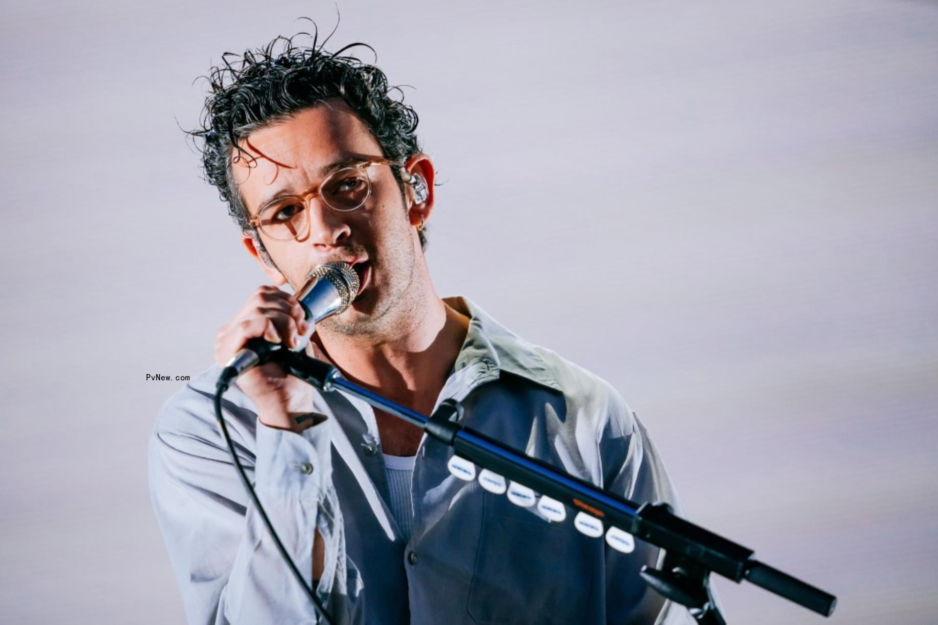 Matty Healy posing