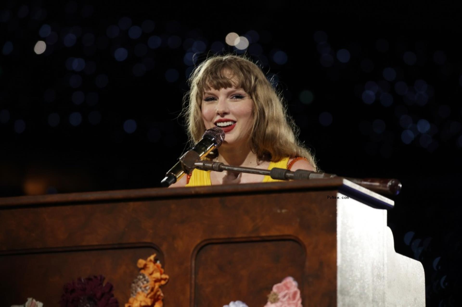 Taylor Swift performing