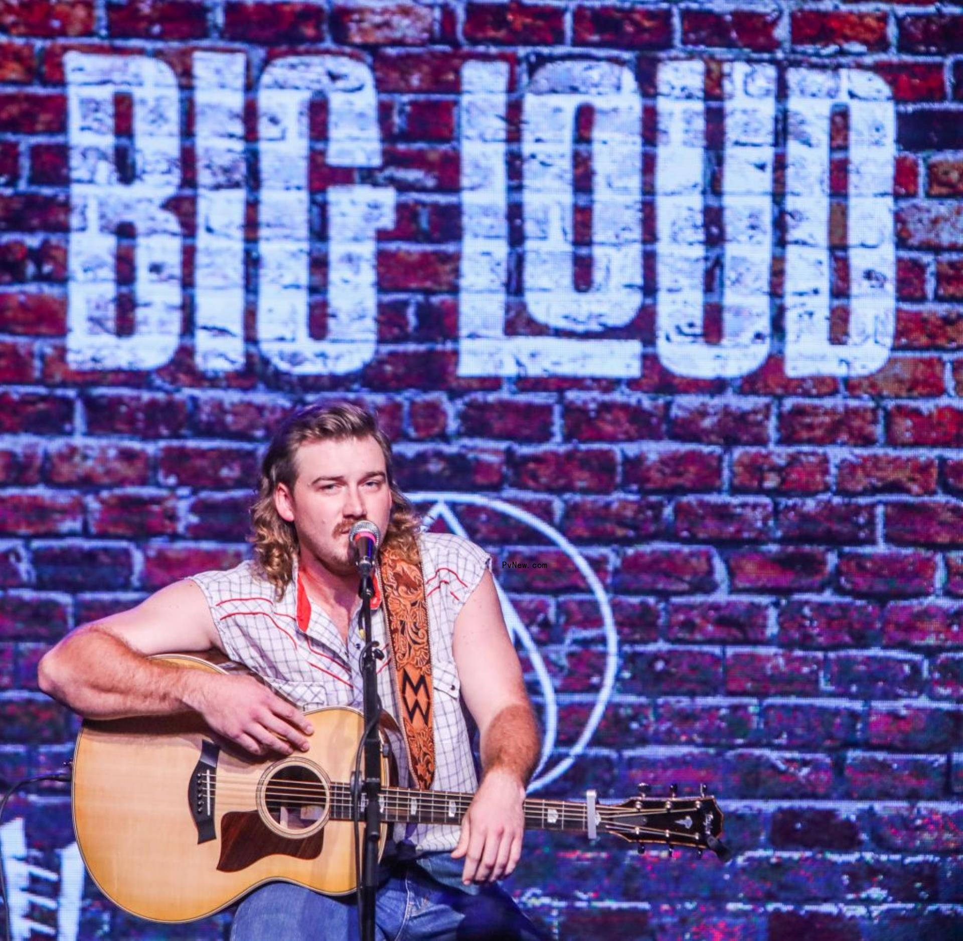 Morgan Wallen performing