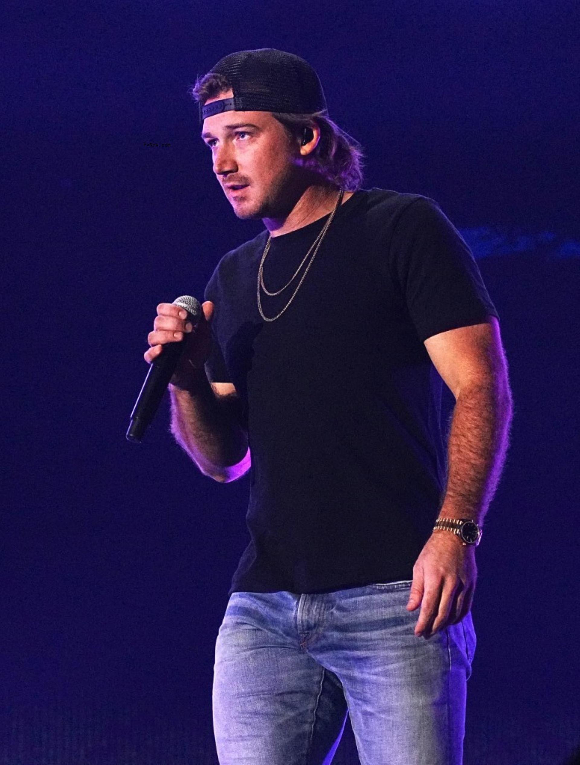 Morgan Wallen performing