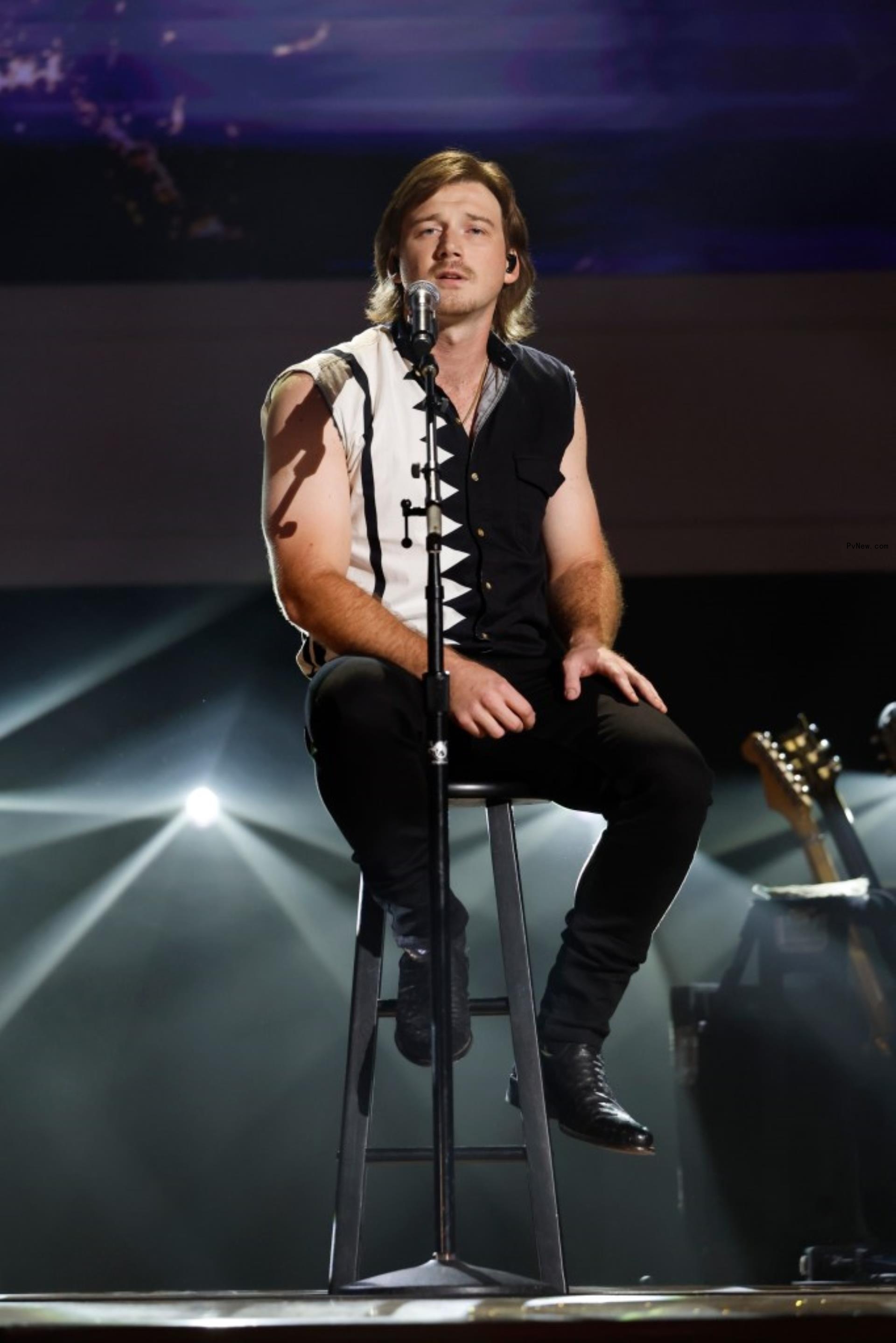 Morgan Wallen performing