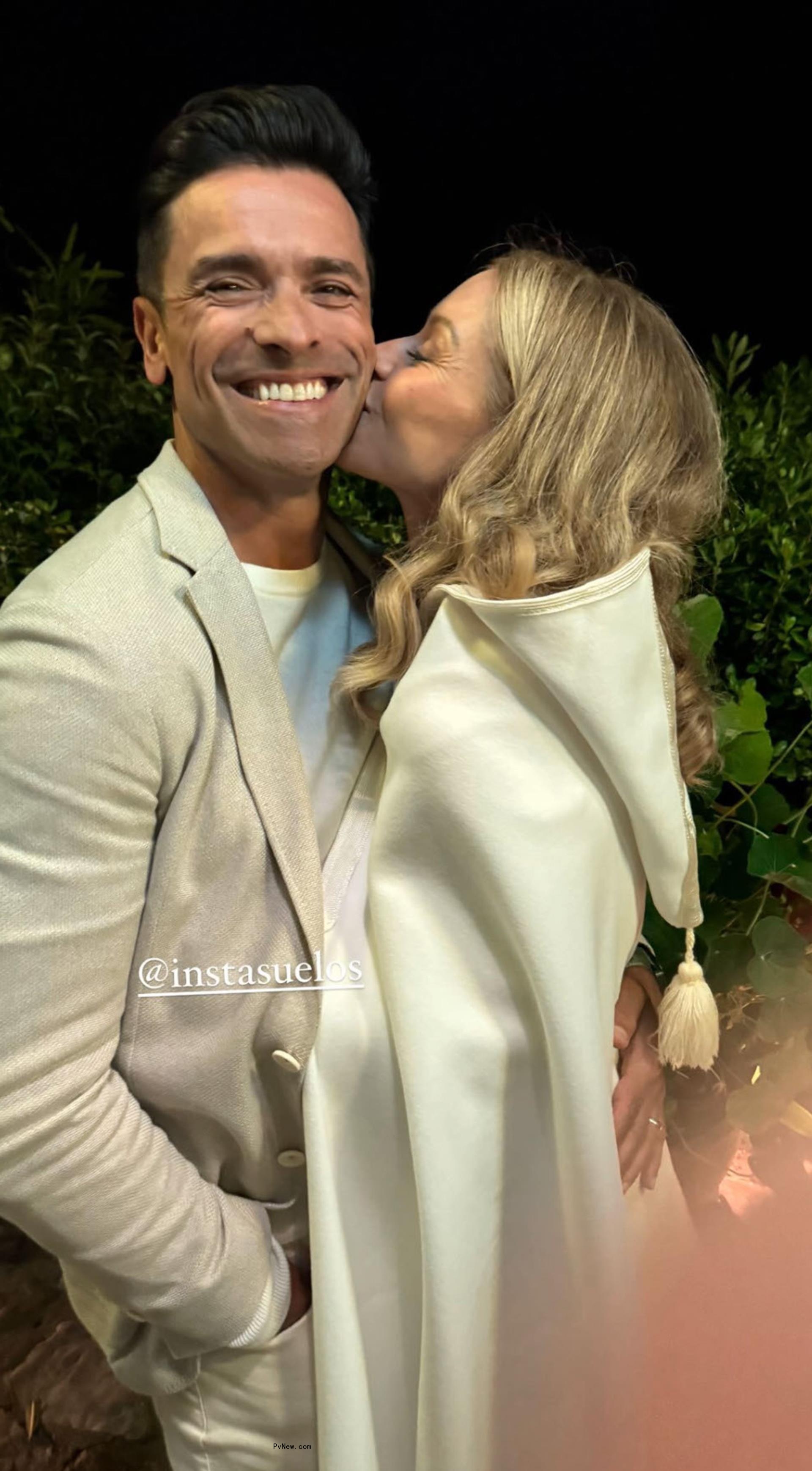 Kelly Ripa kissing Mark Consuelos