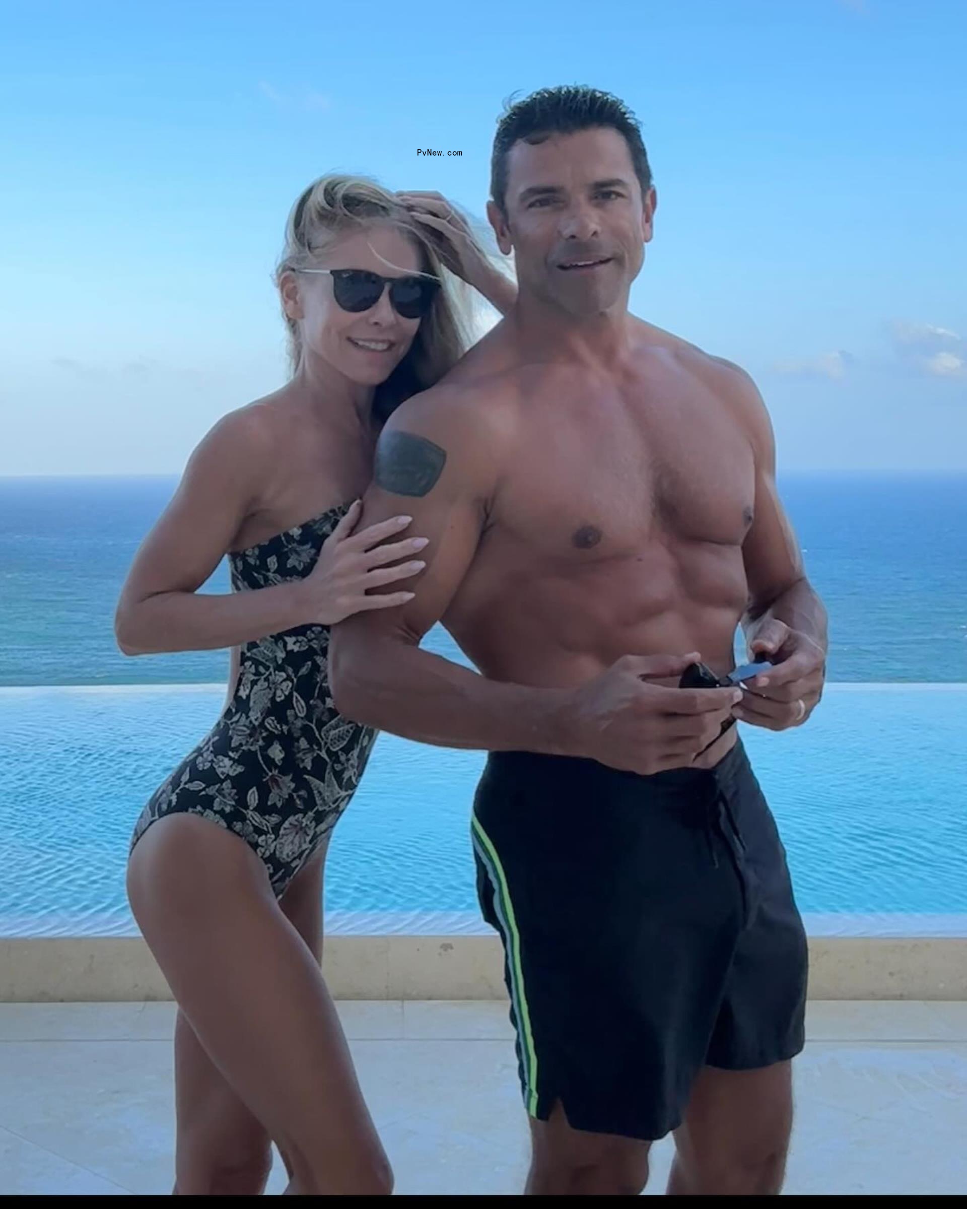 Kelly Ripa and Mark Co<i></i>nsuelos posing together