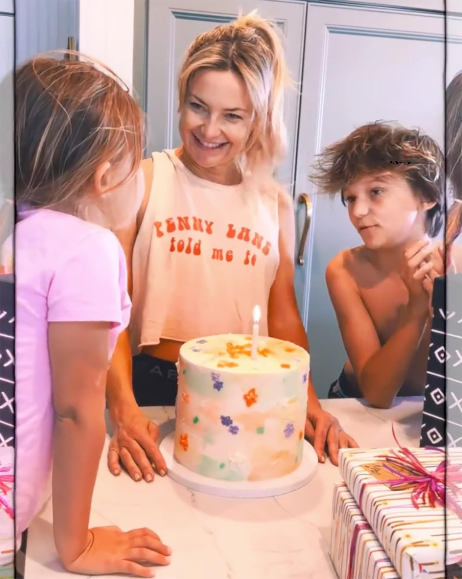 Kate Hudson and her kids singing