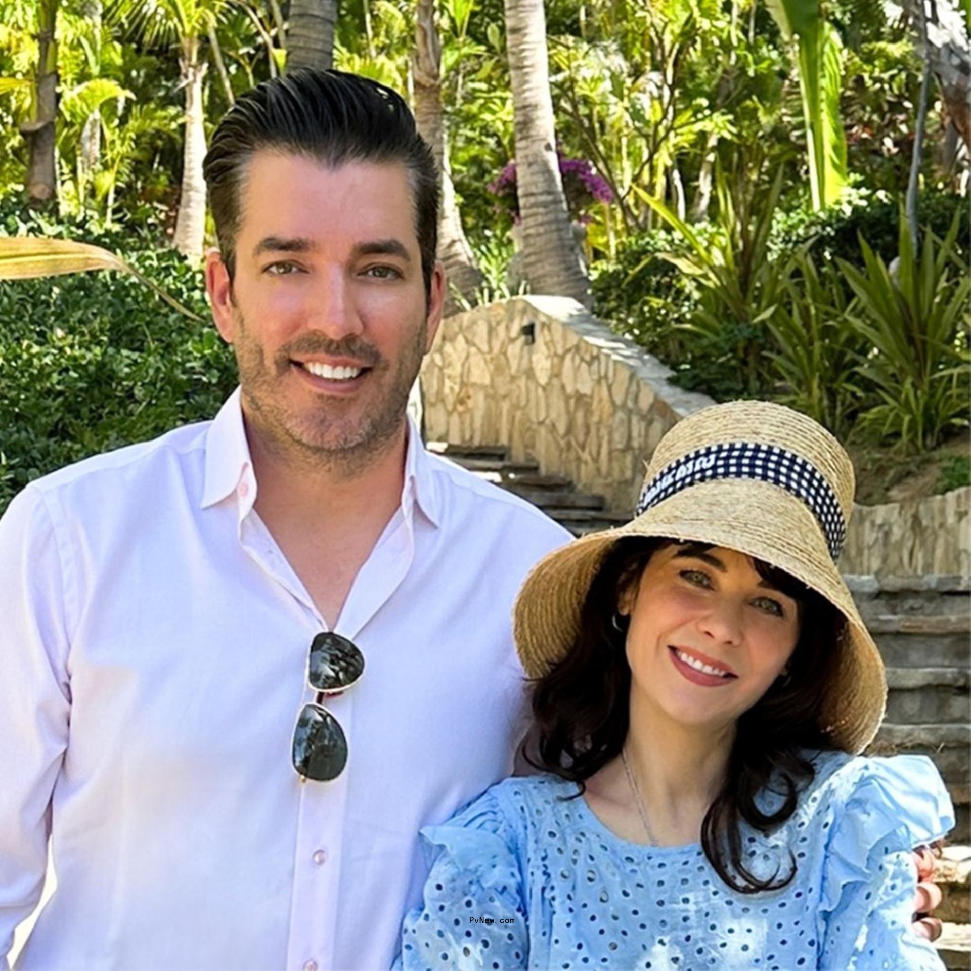 Jo<i></i>nathan Scott and Zooey Deschanel