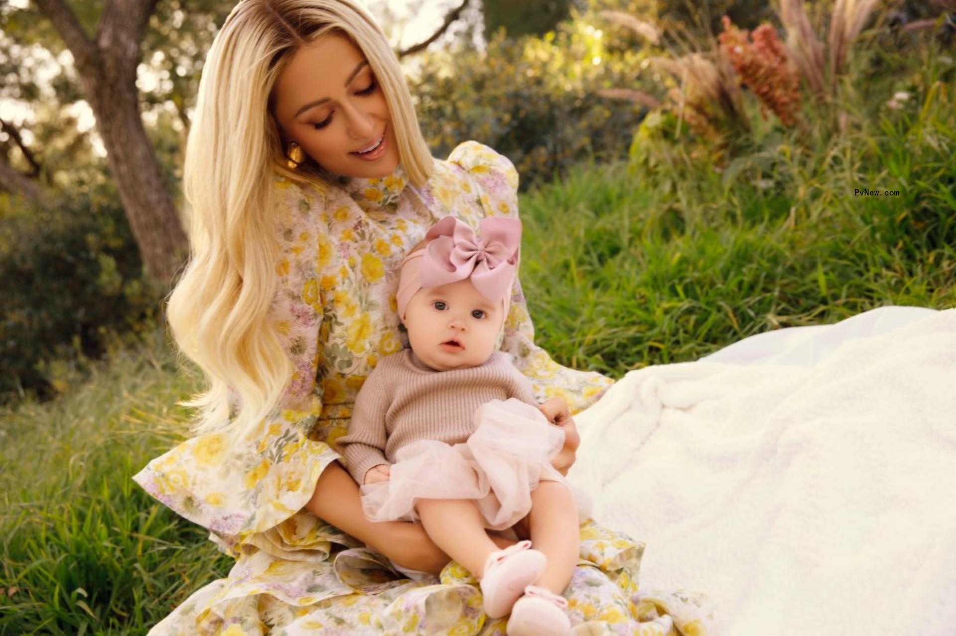 Paris Hilton with daughter Lo<i></i>ndon on a picnic blanket.