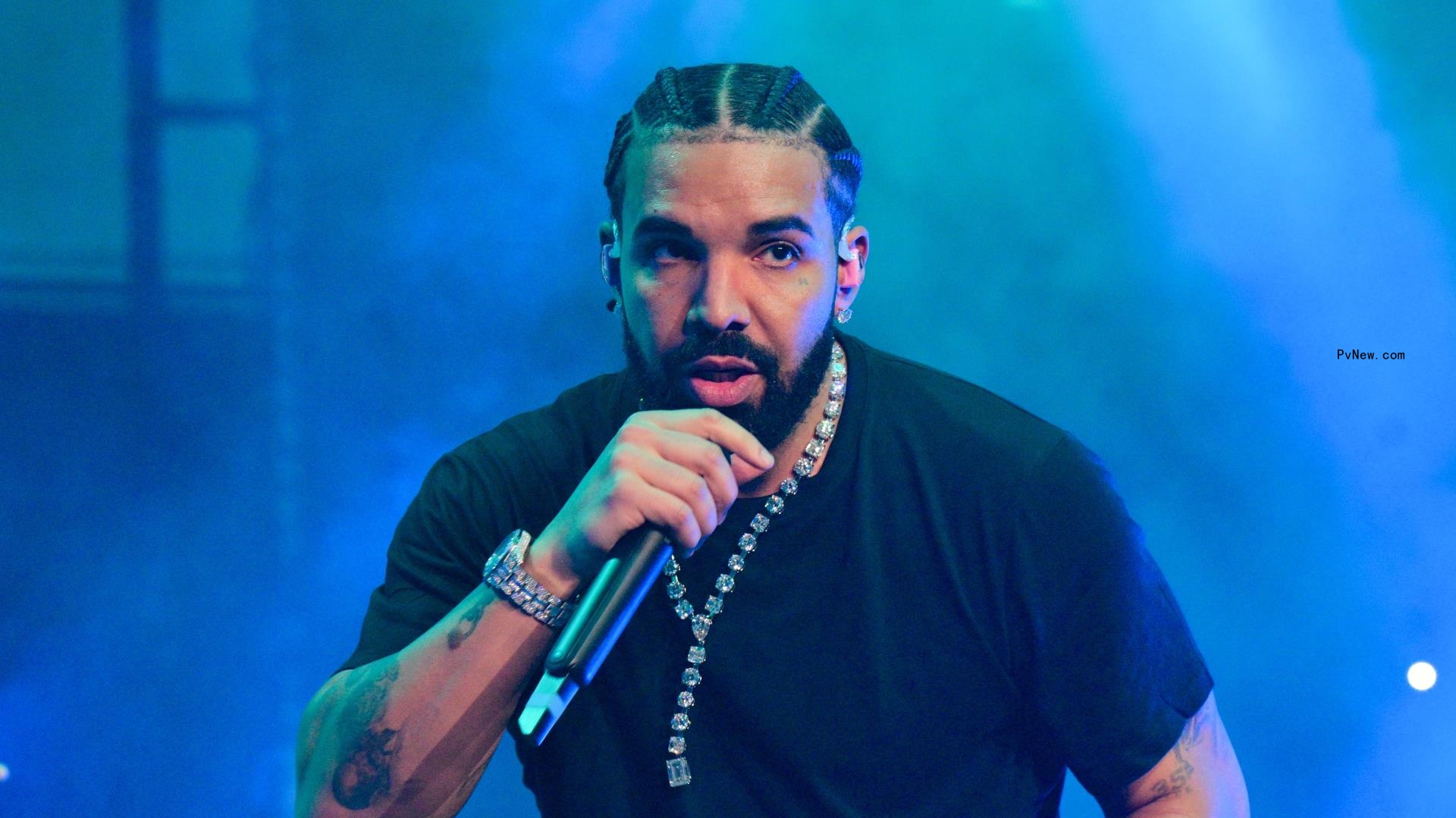 Man Shot Outside Drake’s Toro<i></i>nto Home; Drake Not Injured, Police Say