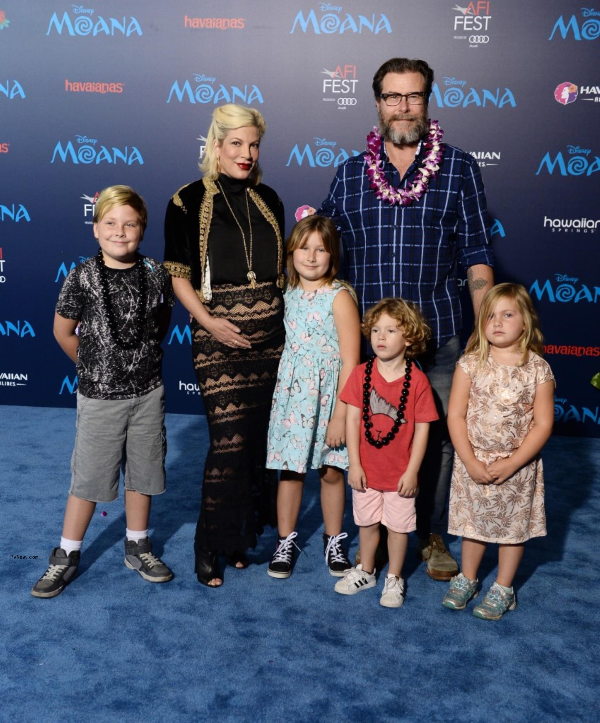 pregannt Tori Spelling and Dean McDermott with four of their kids