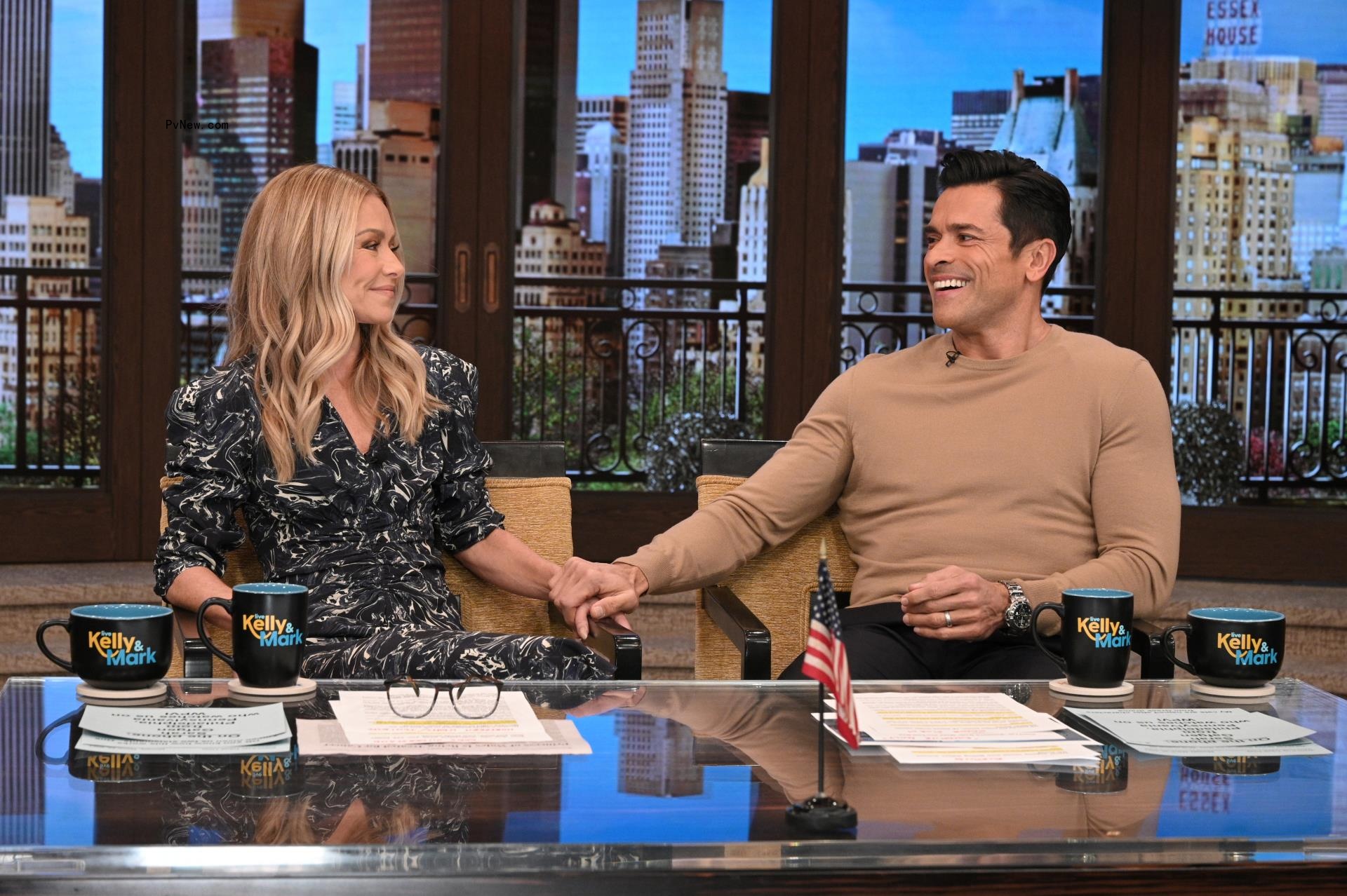 Kelly Ripa and Mark Co<i></i>nsuelos on