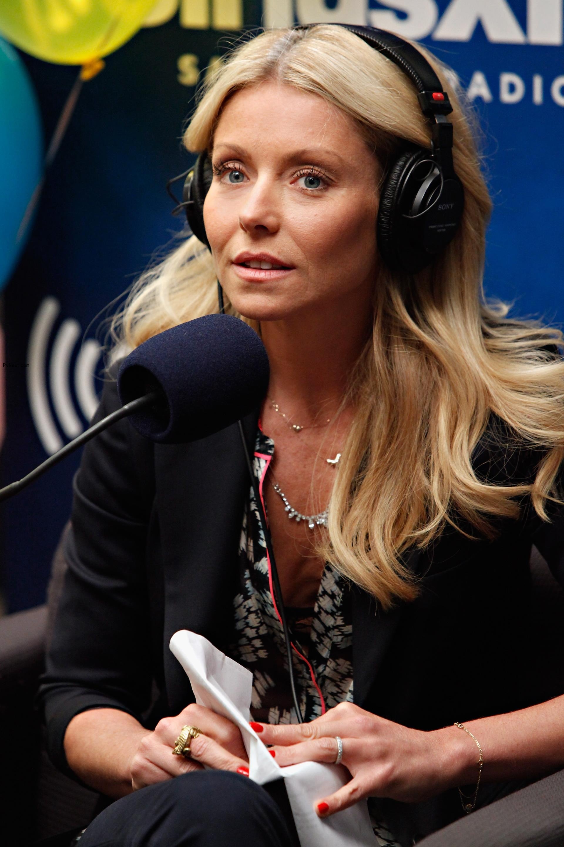 Kelly Ripa talking