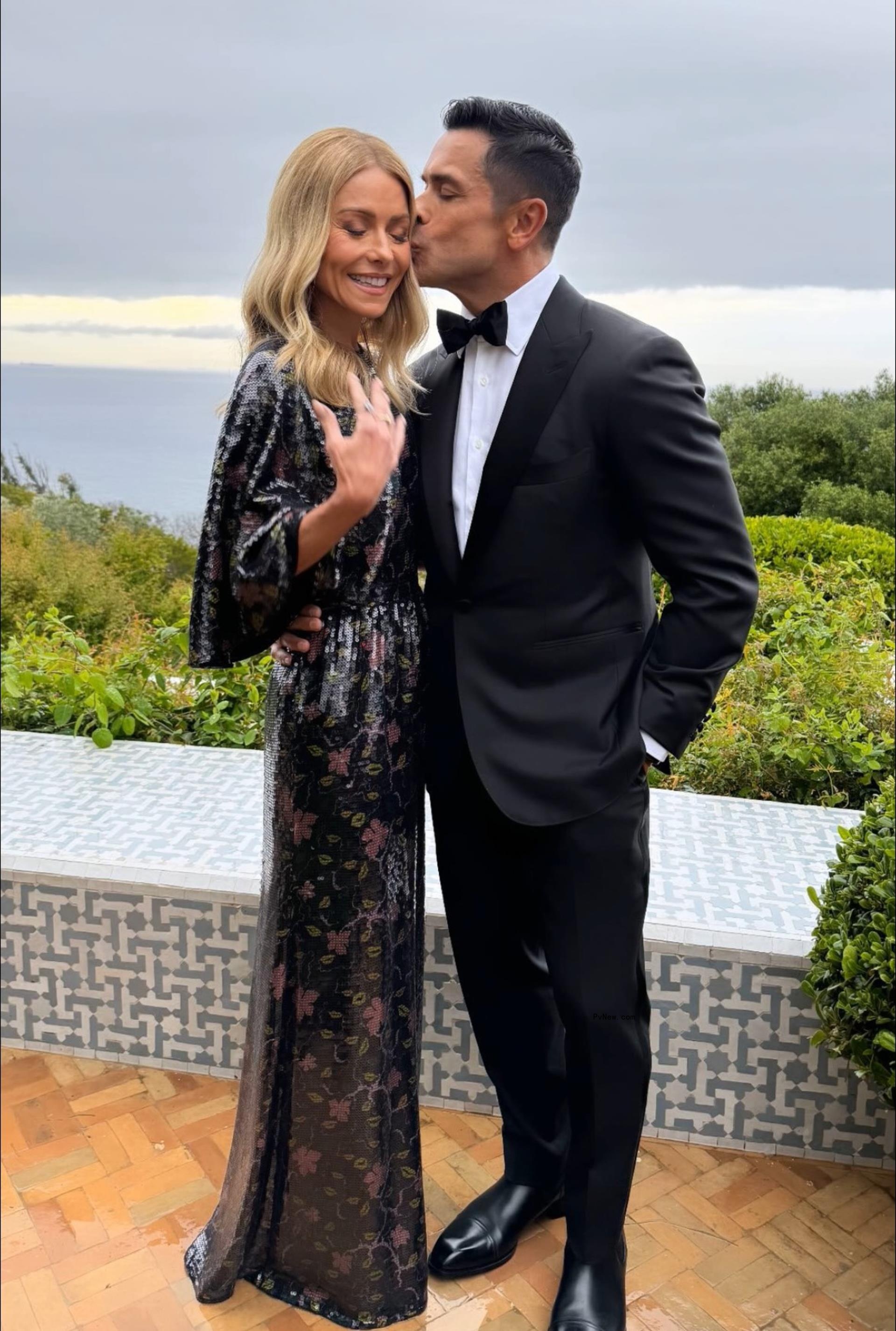 Mark Co<i></i>nsuelos kissing Kelly Ripa