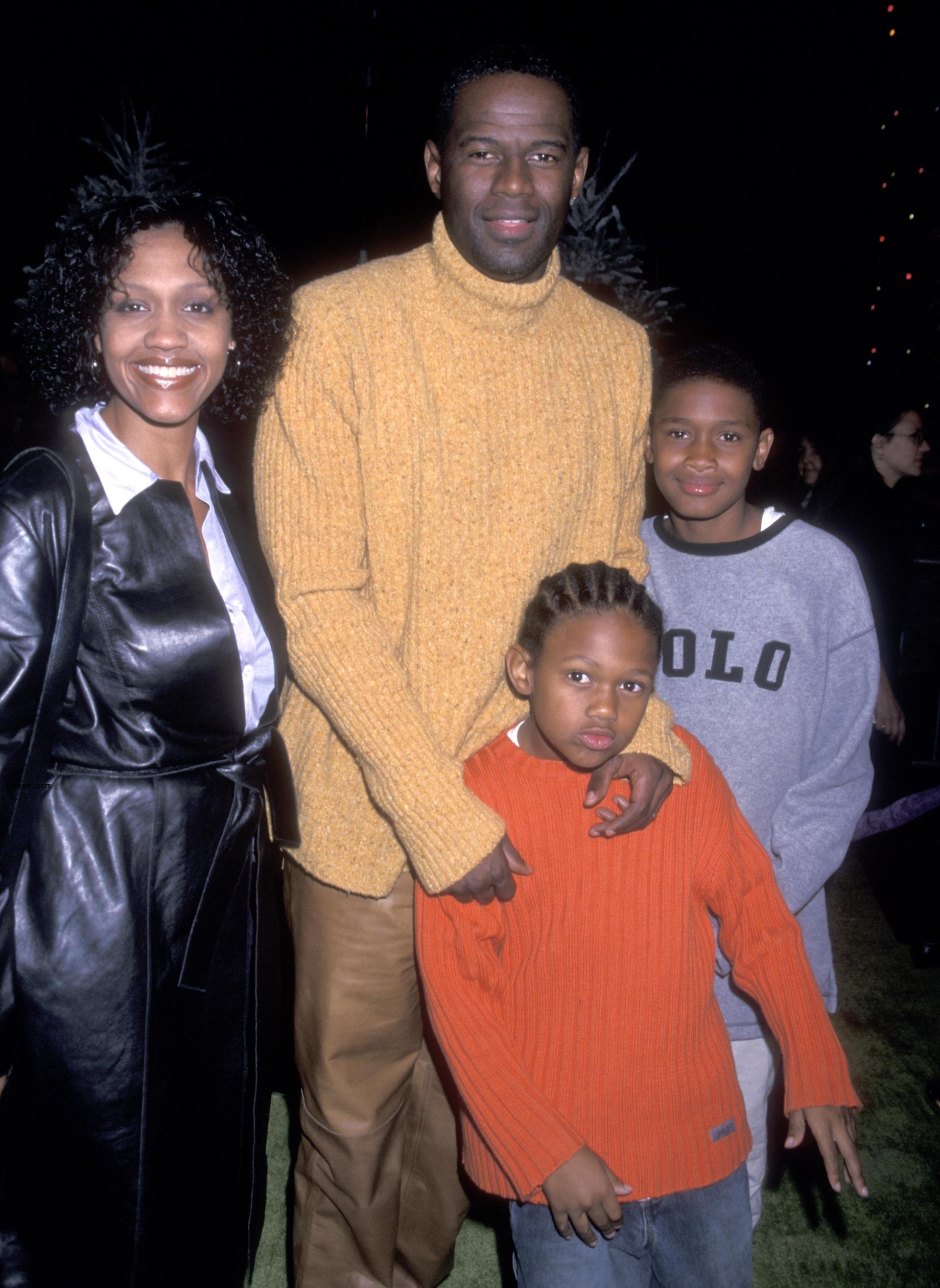Brian McKnight, Julie McKnight, and their sons at a premiere in 2000.