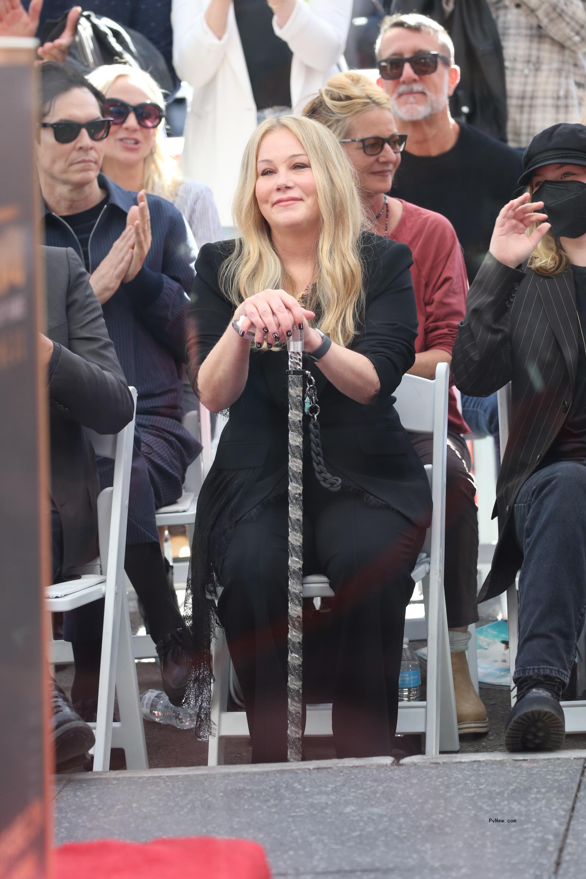 christina applegate sitting with a cane