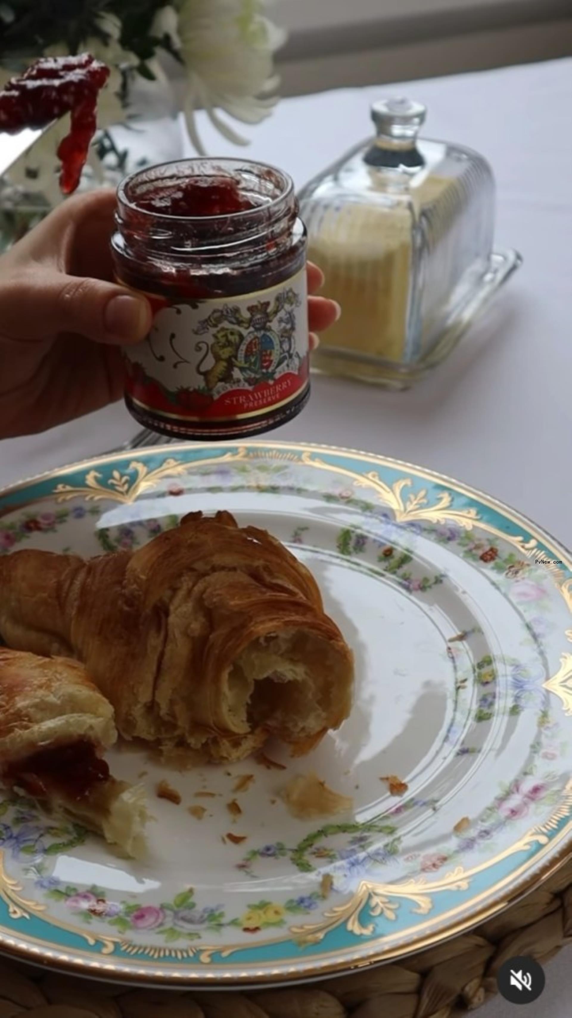 Buckingham Palace promoting their jam.