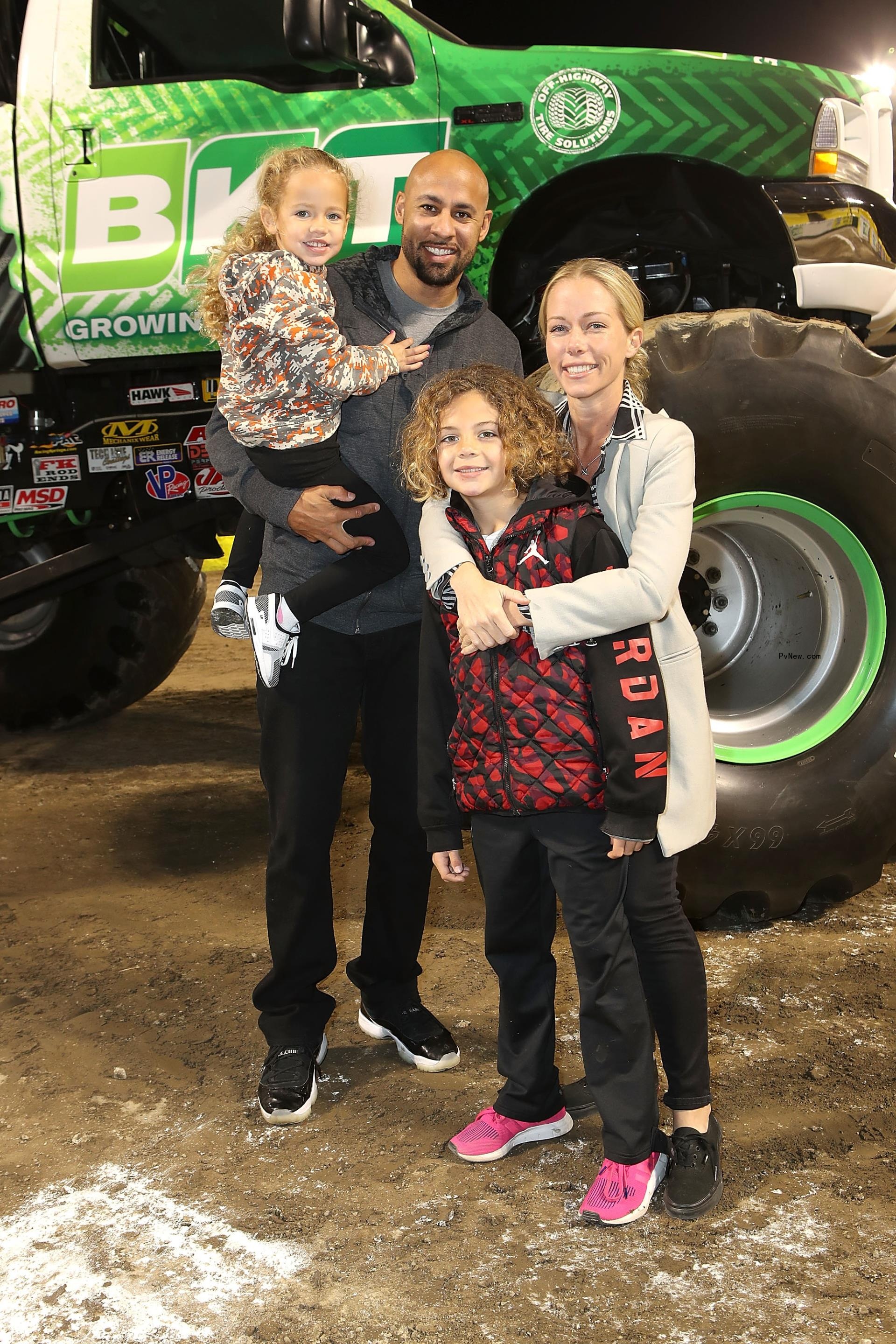 Kendra Wilkinson, Hank Baskett and their kids