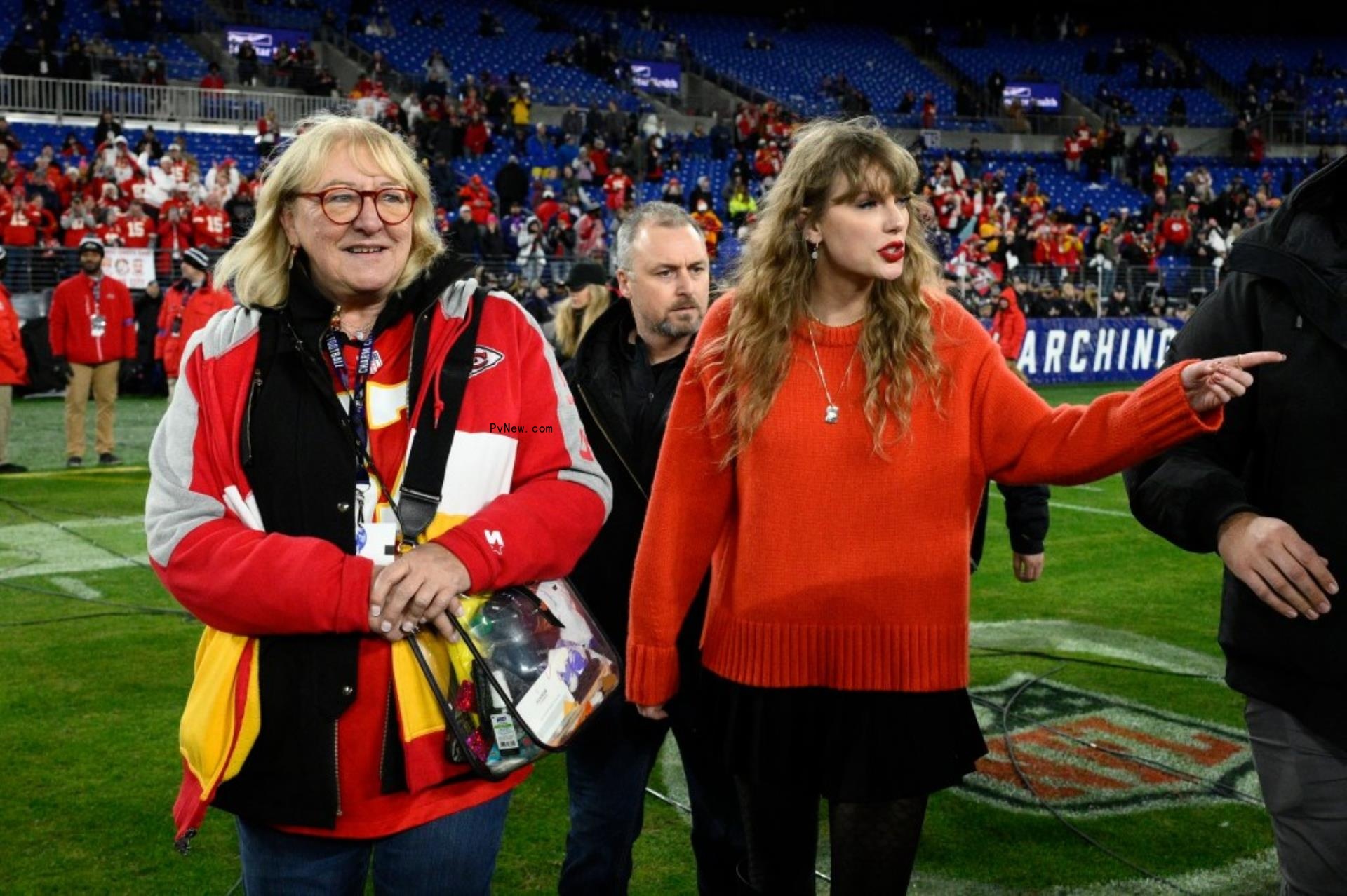Taylor Swift and Do<i></i>nna Kelce