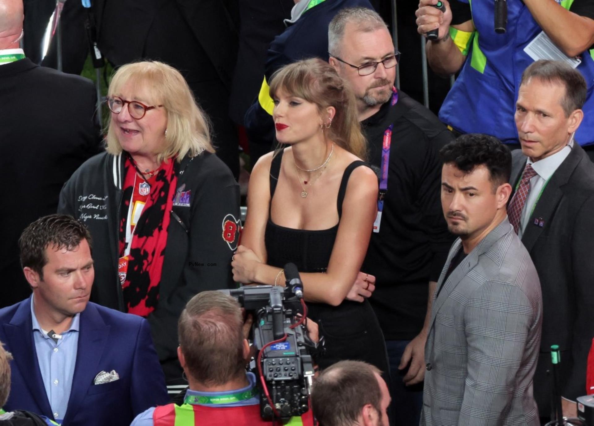 Taylor Swift and Do<i></i>nna Kelce
