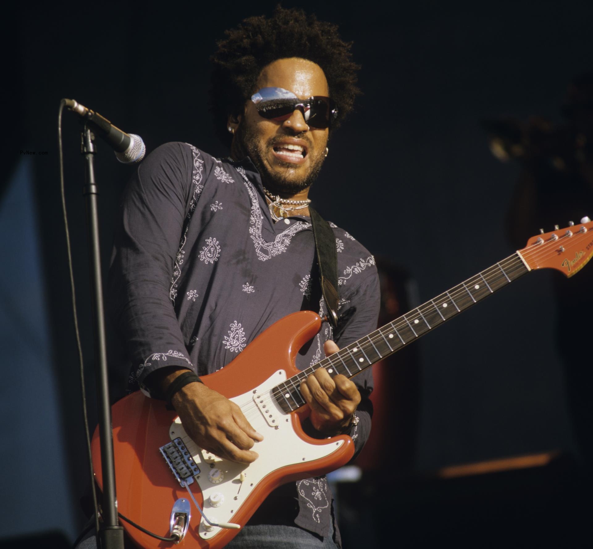 lenny kravitz performing