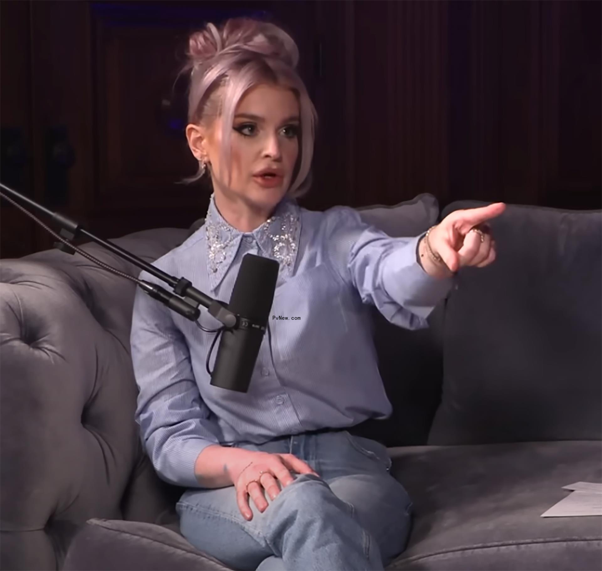 Kelly Osbourne talking