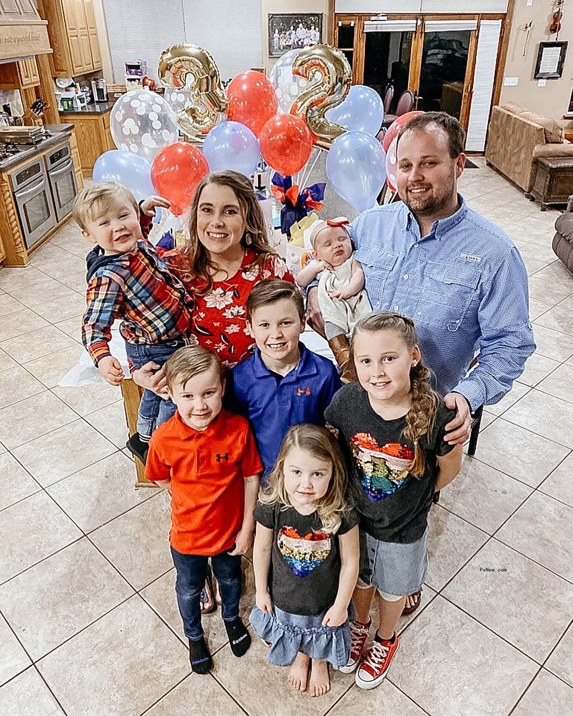 Anna and Josh Duggar and their kids.