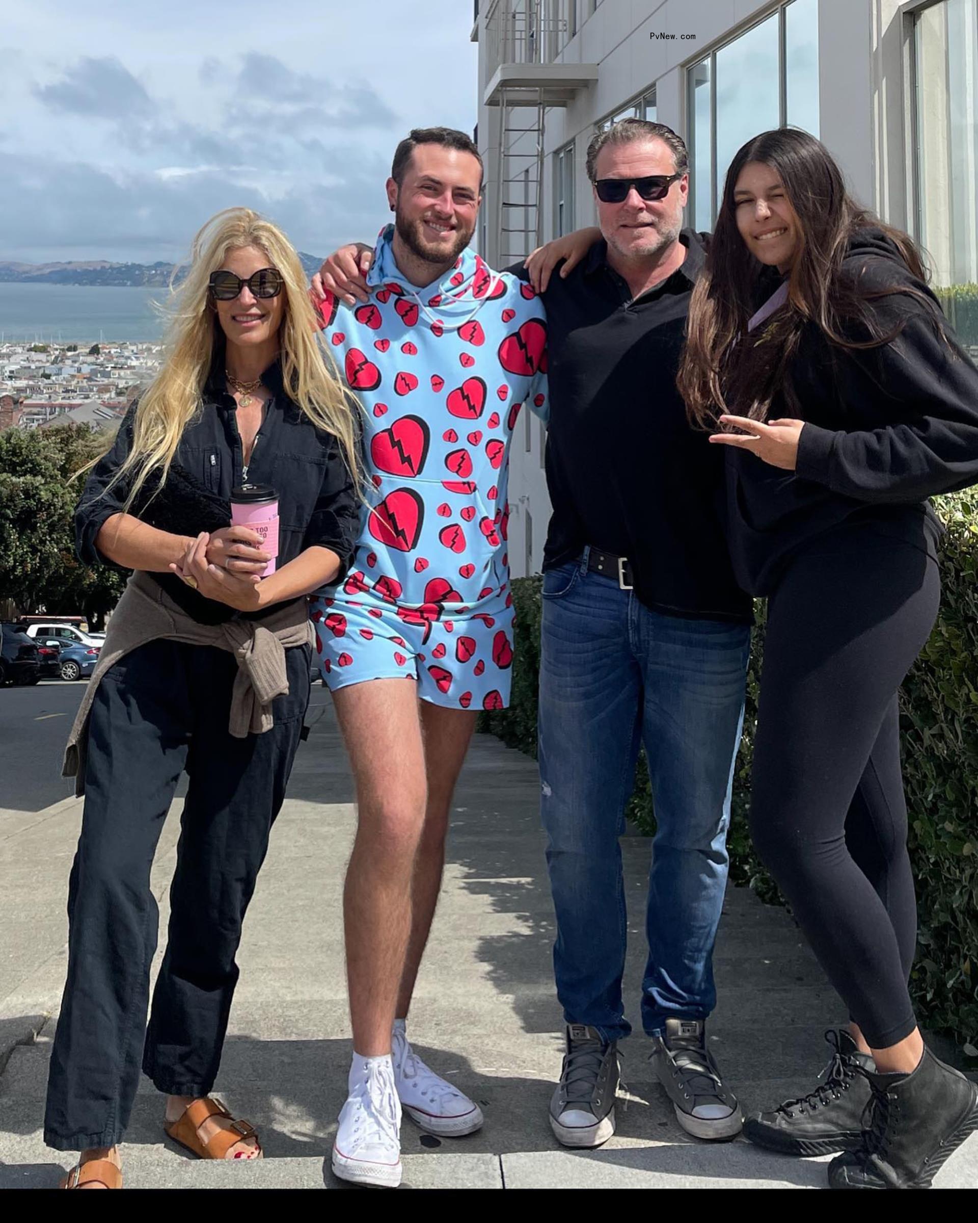 Dean McDermott and Mary Jo Eustace posing with their kids