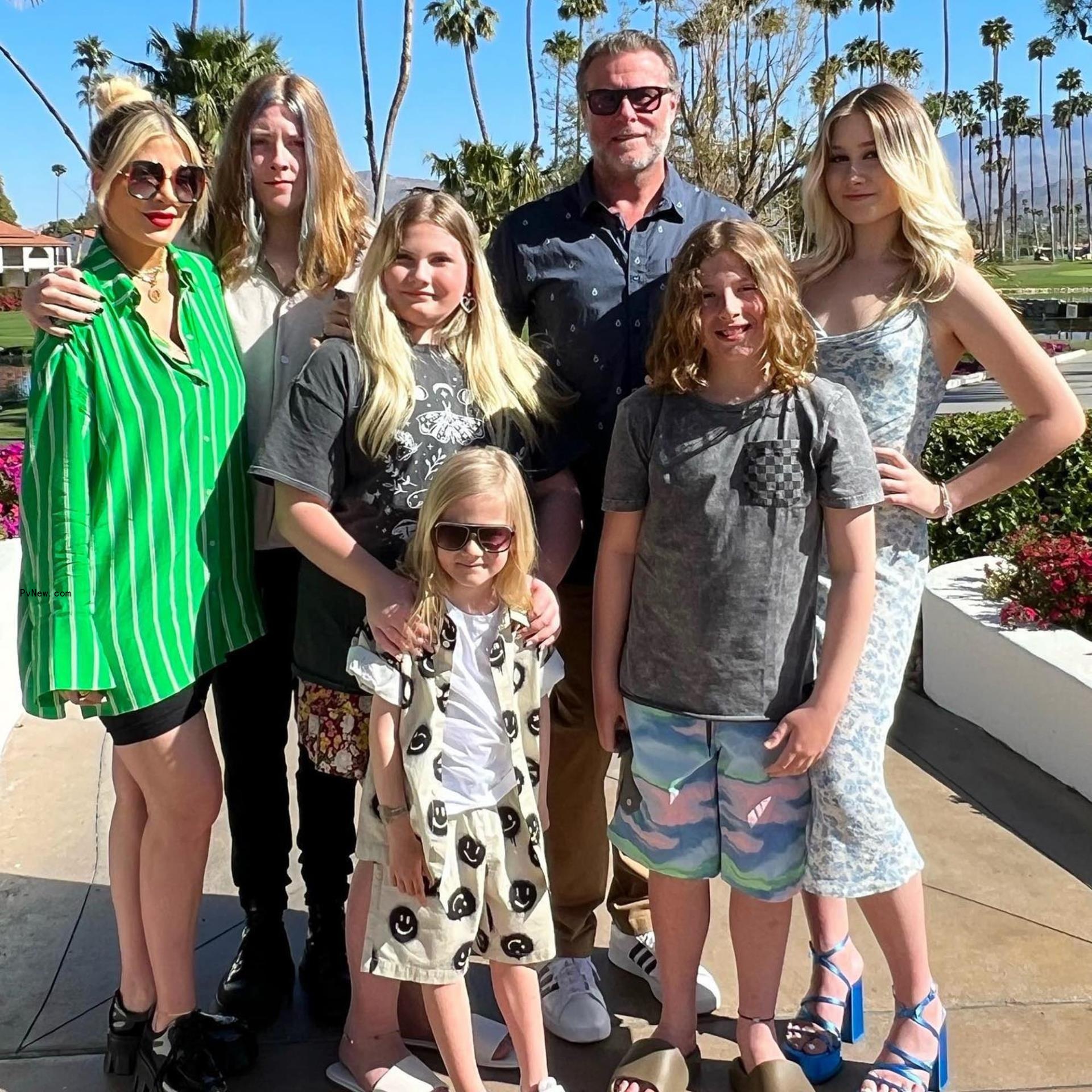 Tori Spelling and Dean McDermott posing with their kids