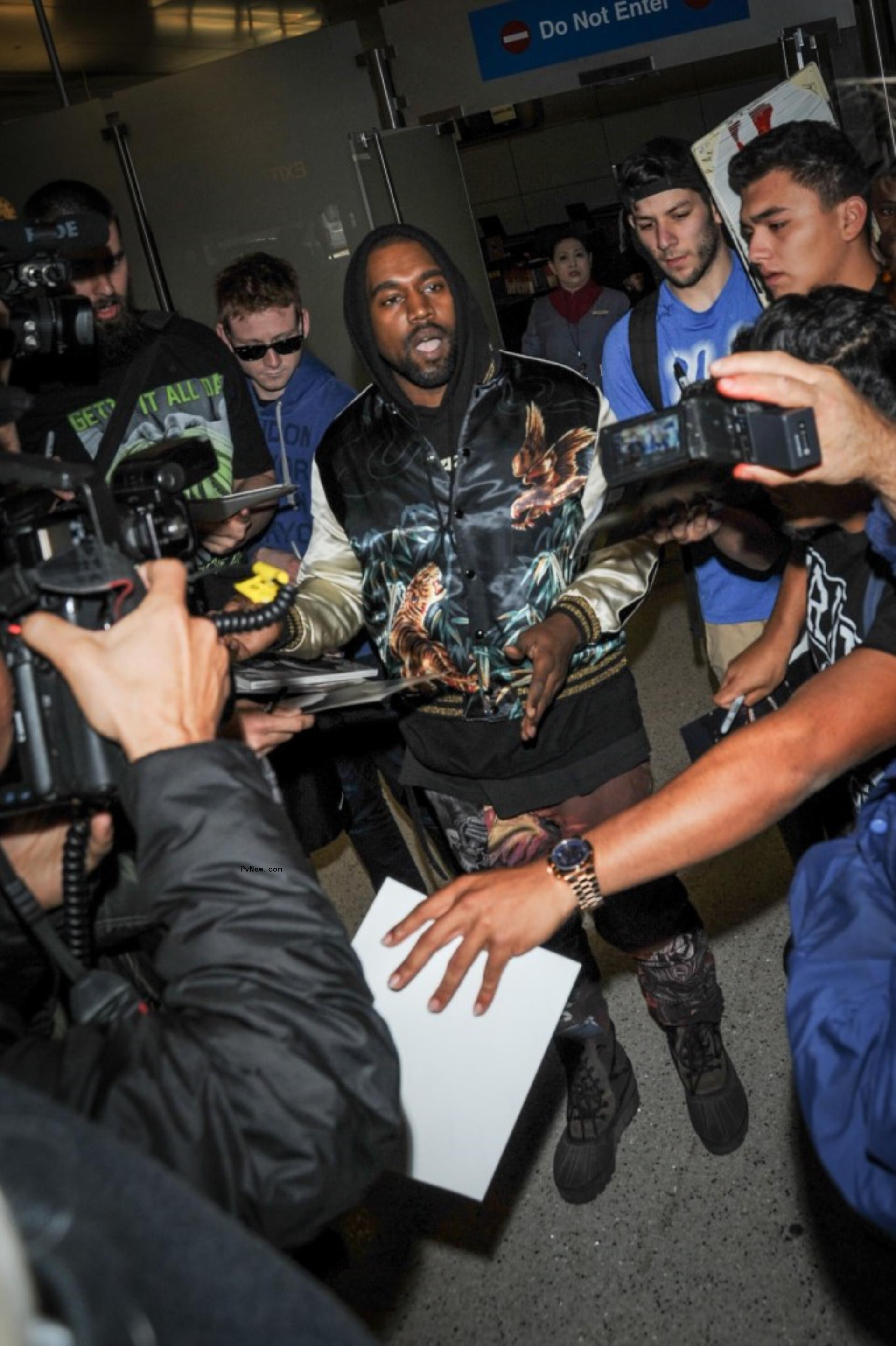 Kanye West fighting with paparazzi.