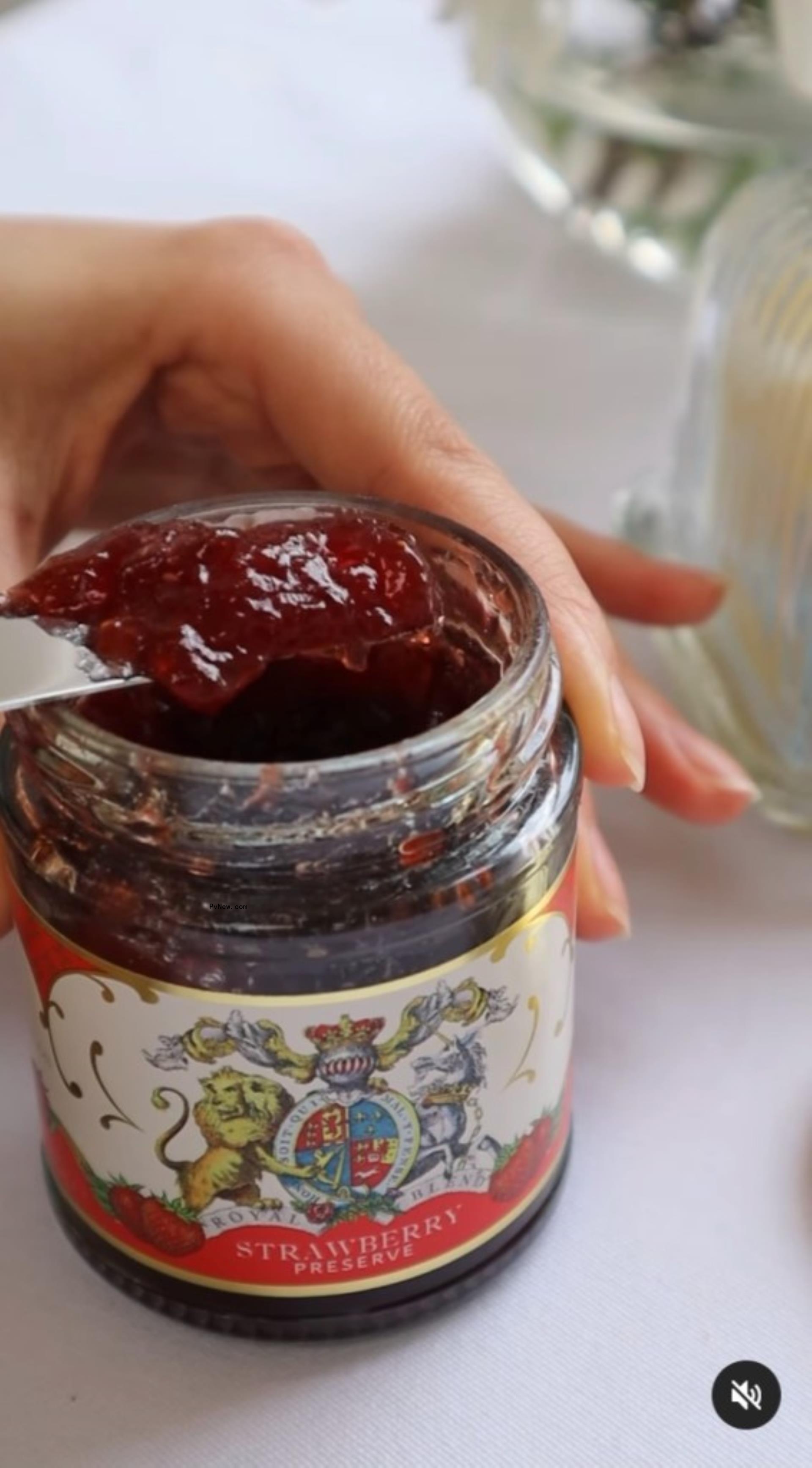 Buckingham Palace promotes their strawberry preserve