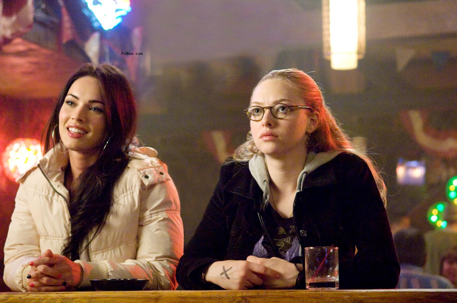 Megan Fox, Amanda Seyfried in Jennifer's Body