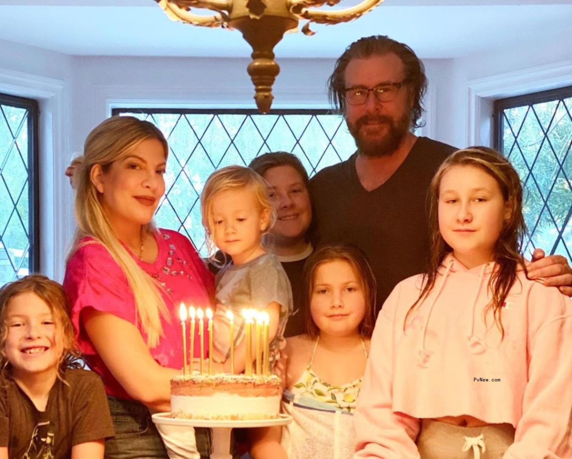 Tori Spelling and Dean McDermott with their kids