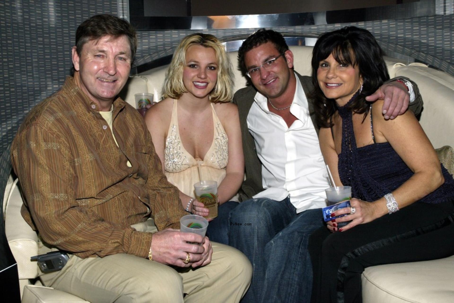Singer Britney Spears (2nd,L) and family (L-R), father Jamie, brother Bryan and mother Lynne