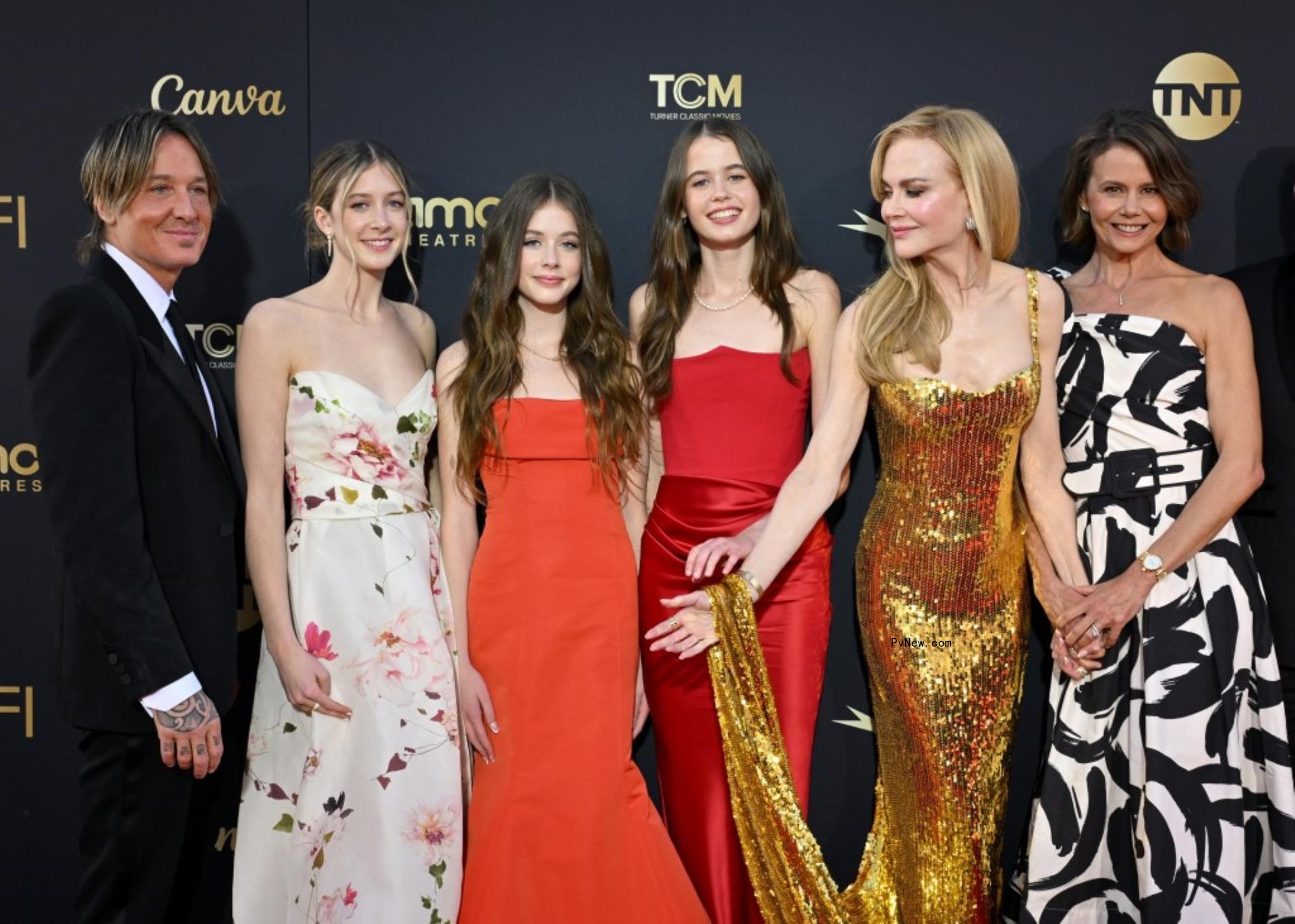  Keith Urban and Nicole Kidman with their family