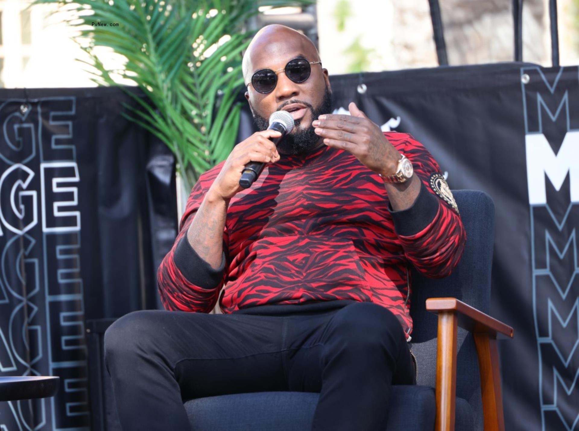 Jeezy speaking at an event.